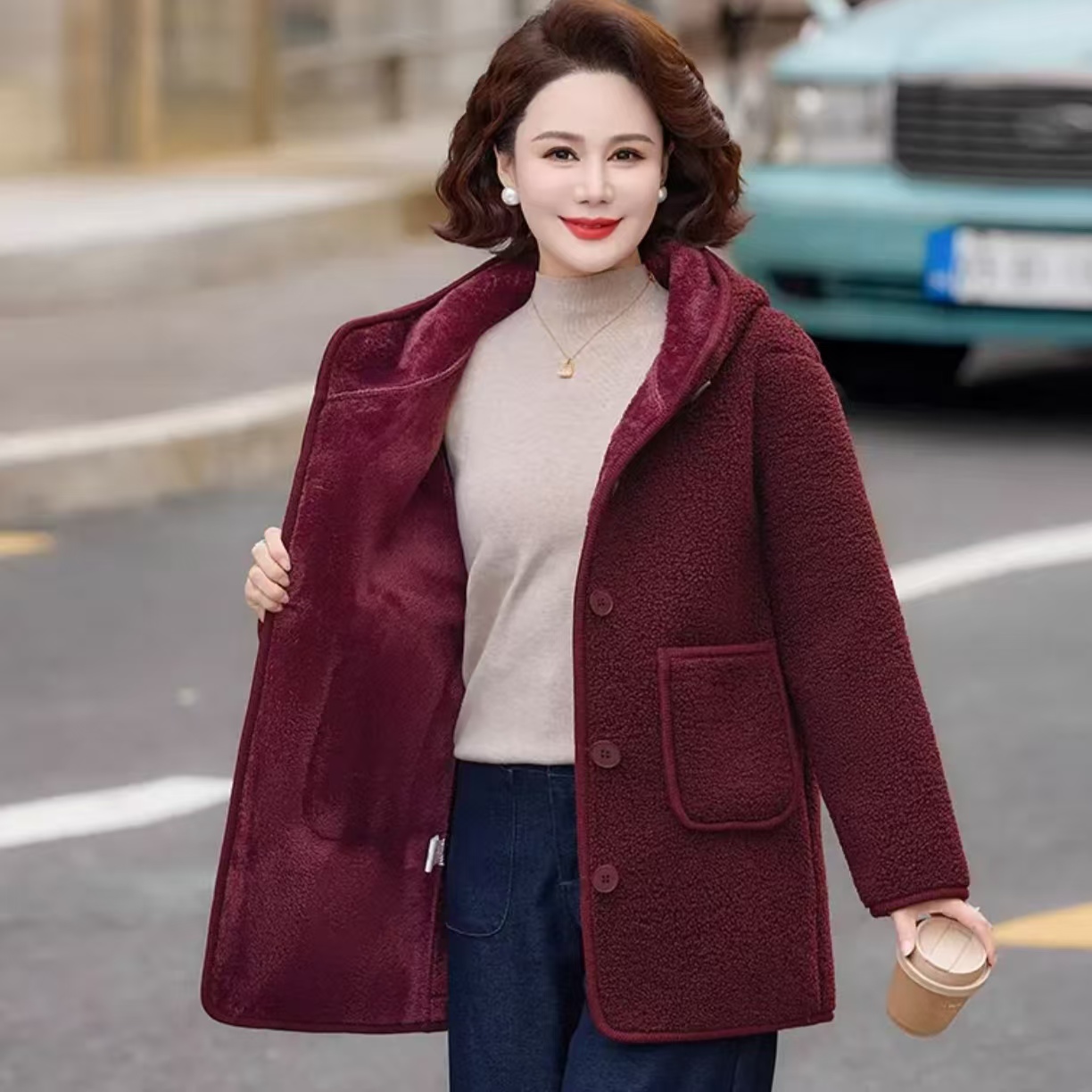 妈妈冬装加绒加厚外套新款洋气时尚中老年女装连帽摇粒绒棉衣服