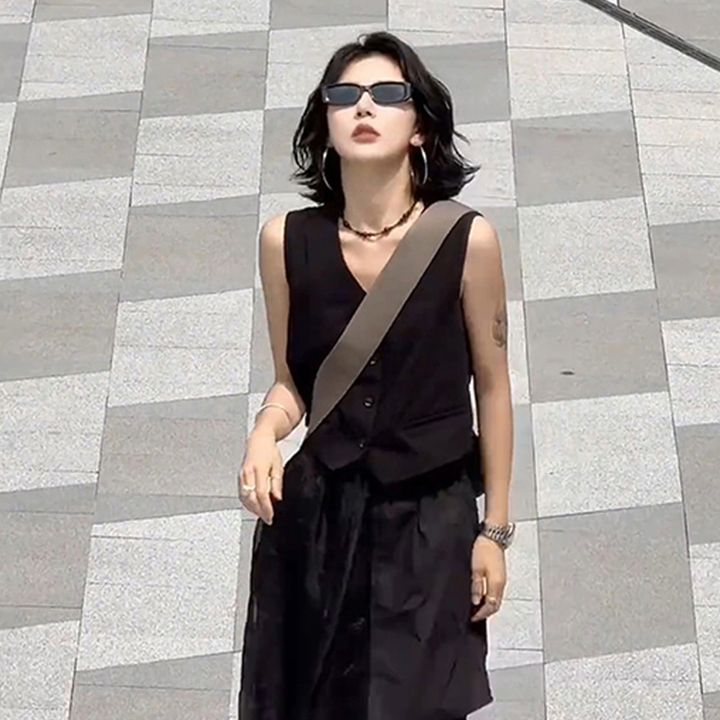 夏季新款韩版洋气衣服女高级感无袖背心黑色V领衬衫时髦休闲上衣