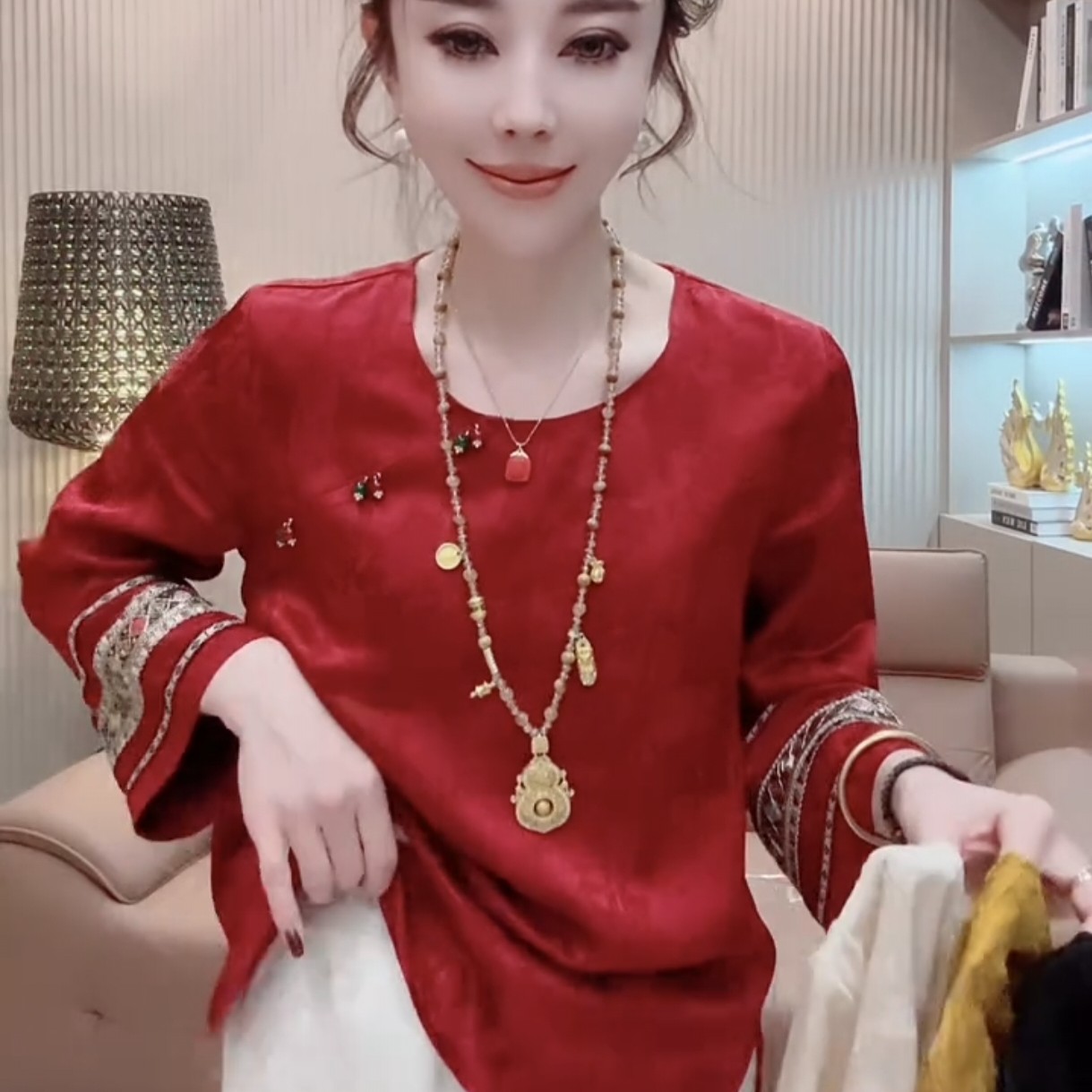 新中式国风新年服饰爆款中国风红色圆领长袖女士小衫百搭打底衫