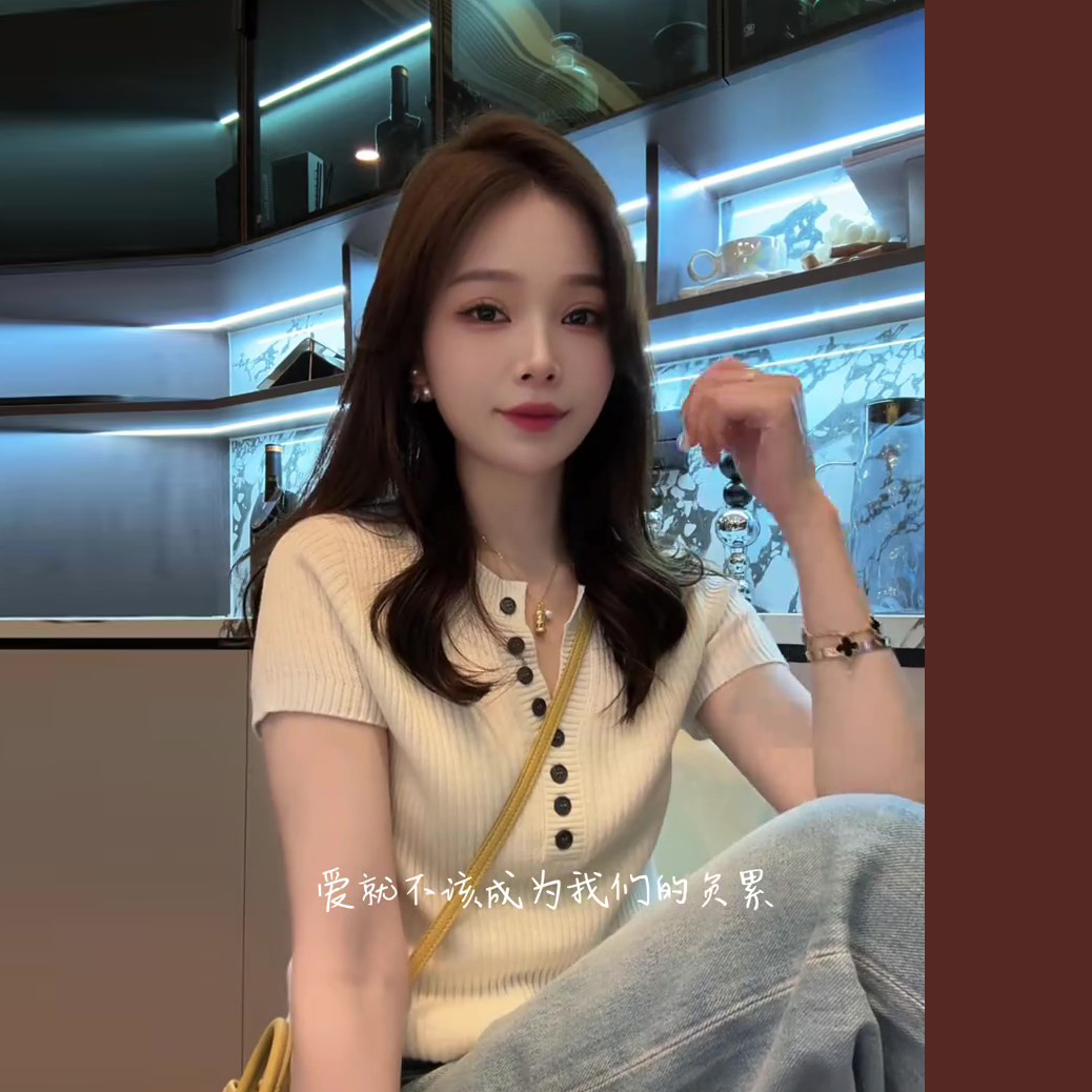 别致单排扣圆领短袖针织衫女夏季新款时尚设计感短款休闲显瘦上衣