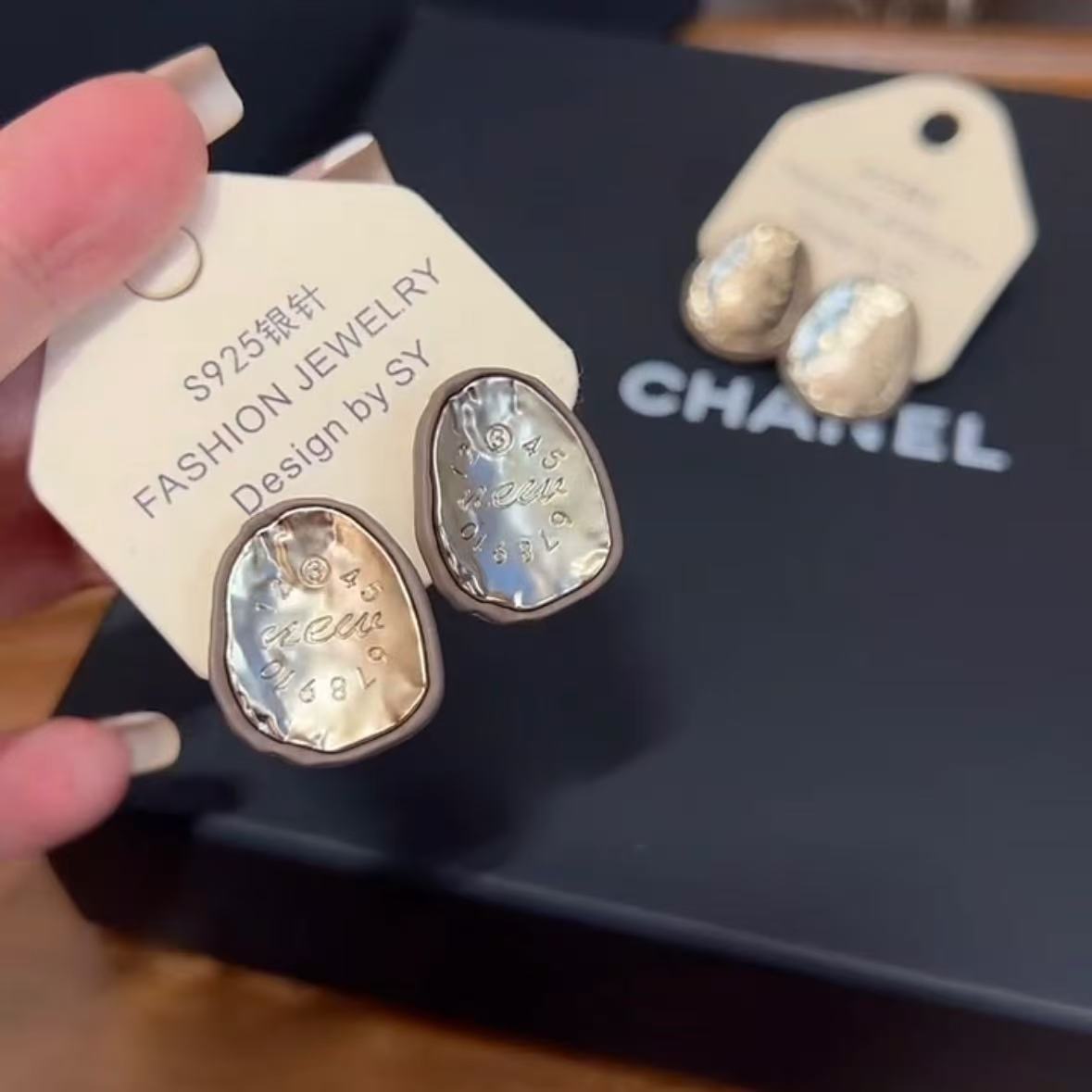 铜合金耳饰 美拉德咖色金属钟表字母不规则耳钉耳环气质