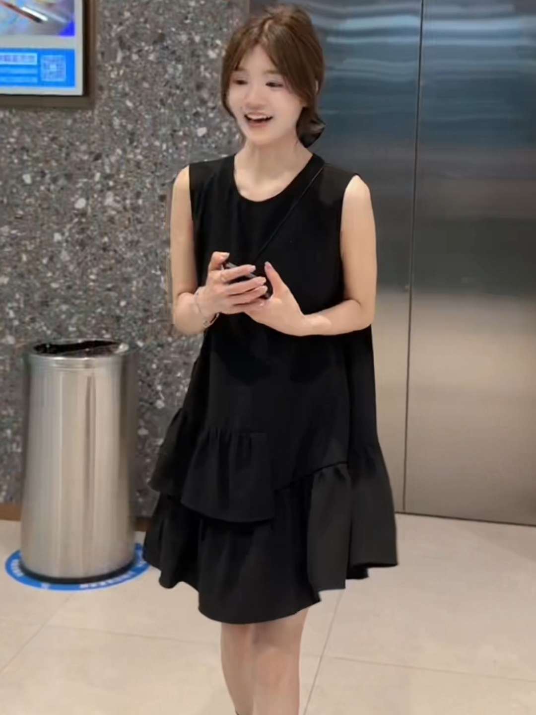 复古荷叶边无袖背心连衣裙女2025夏季今年流行爆款绝美a字小黑裙