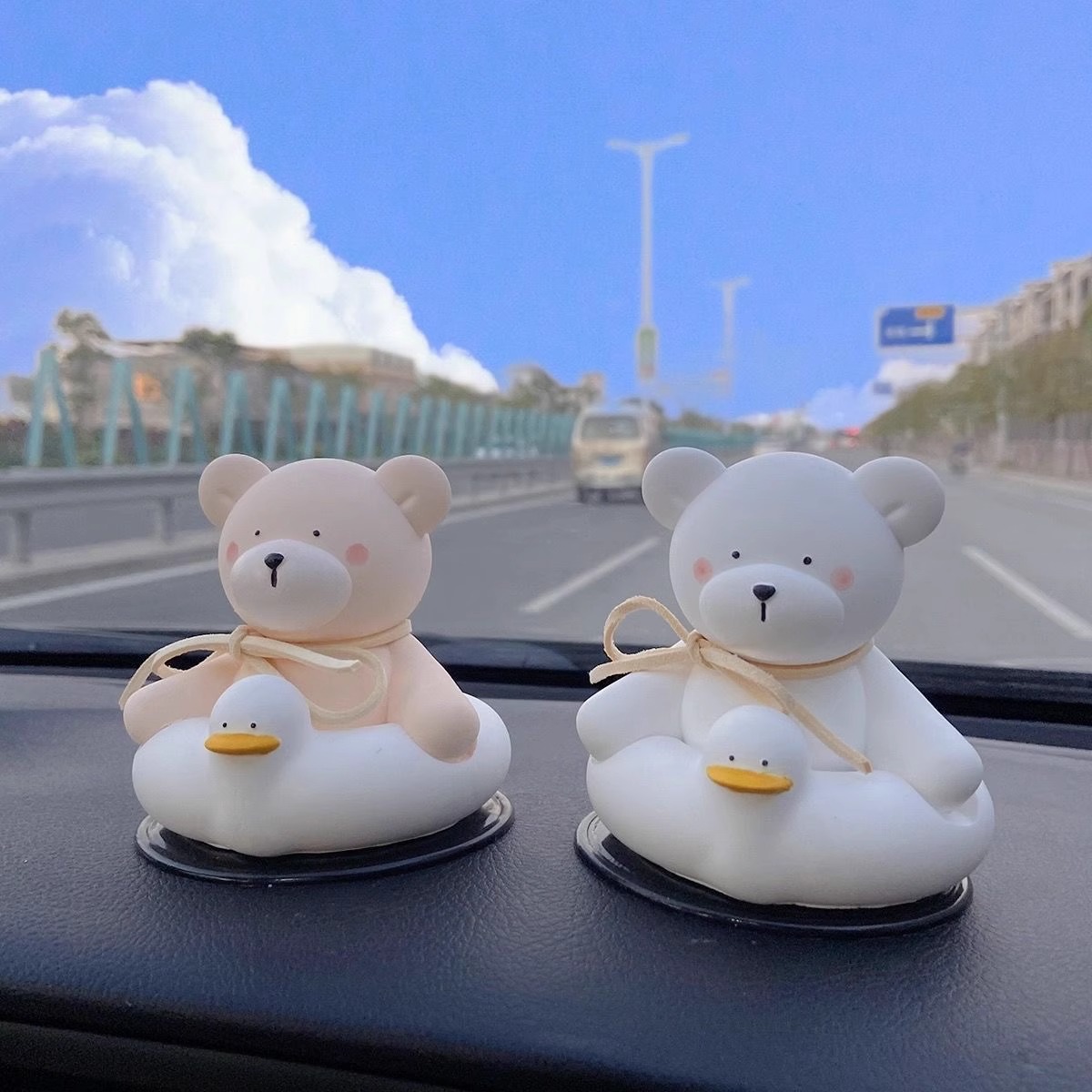 车载香薰网红小熊汽车摆件车内装饰品卡通可爱中控台简约新款摆台