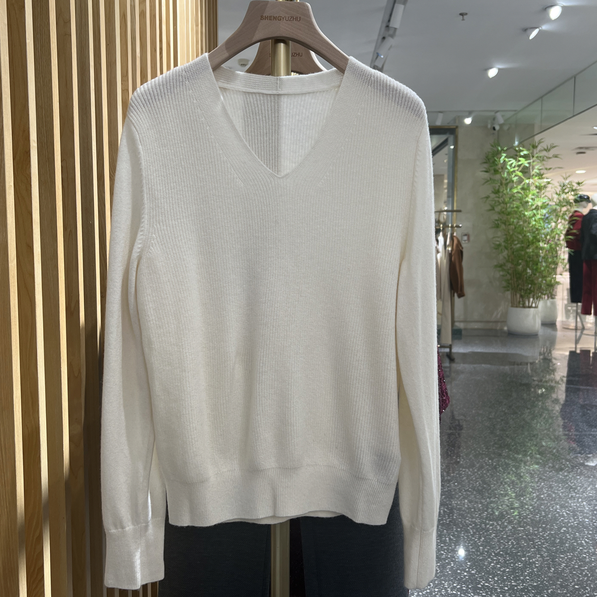 声雨竹1N704秋冬新品季白色V领羊毛衫简约时尚宽松针织毛衣套头衫