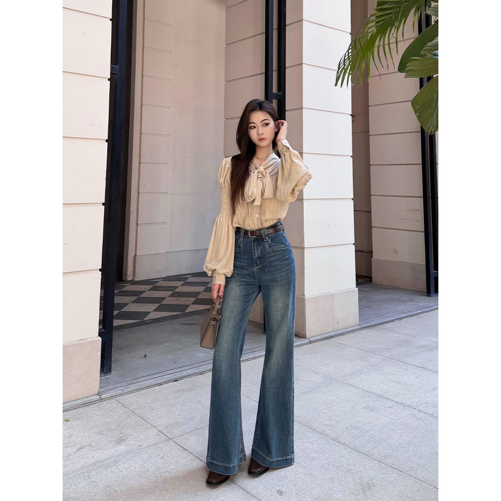 Yuki•2025秋季新款不贴腿中高腰复古蓝显瘦百搭款微喇牛仔裤女