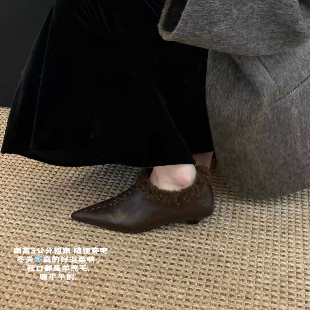 2025冬季新款小众设计感手工编织加绒深口尖头单鞋时尚百搭毛毛鞋