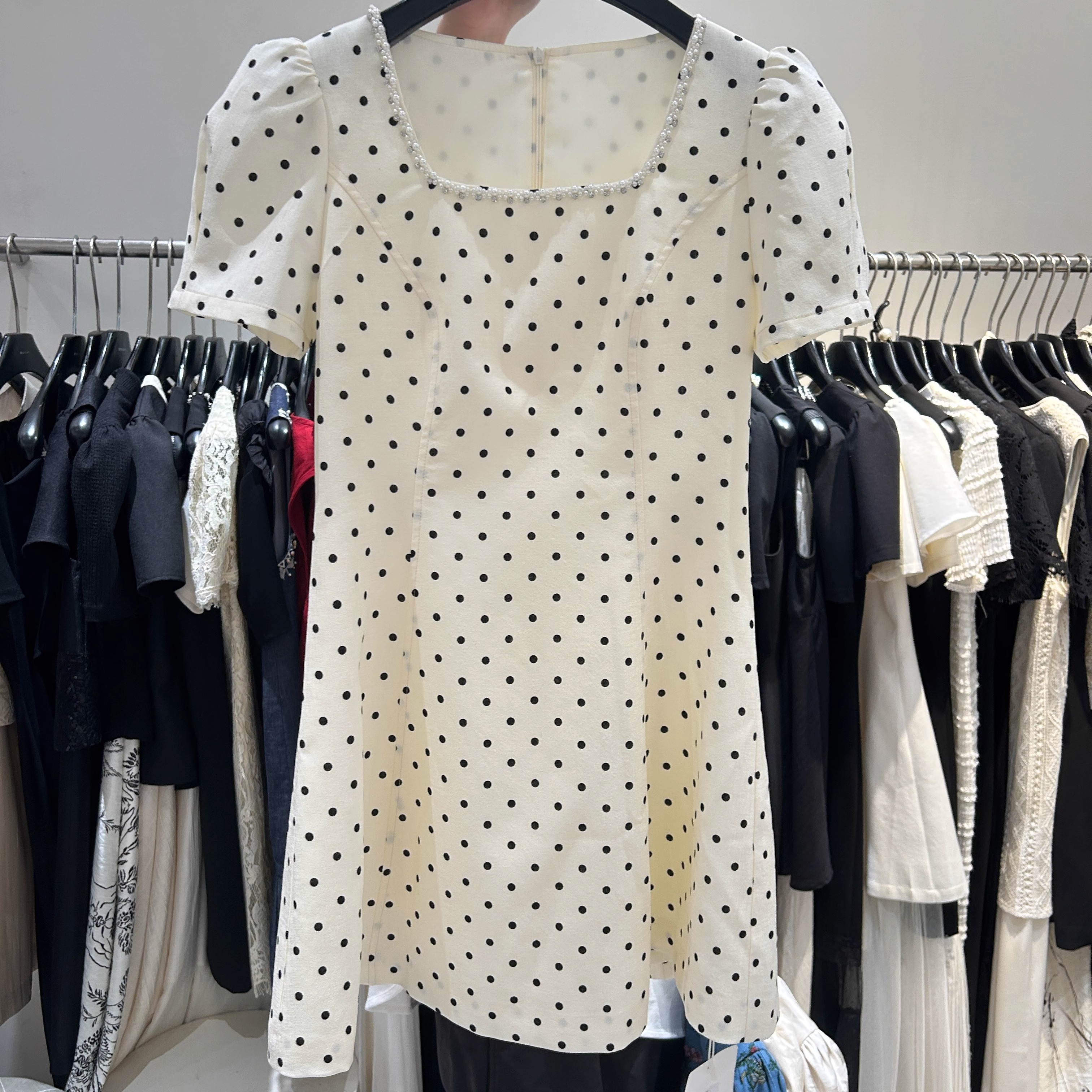 法式方领钉珠波点连衣裙女夏季洋气减龄收腰显瘦小个子a字短裙ins