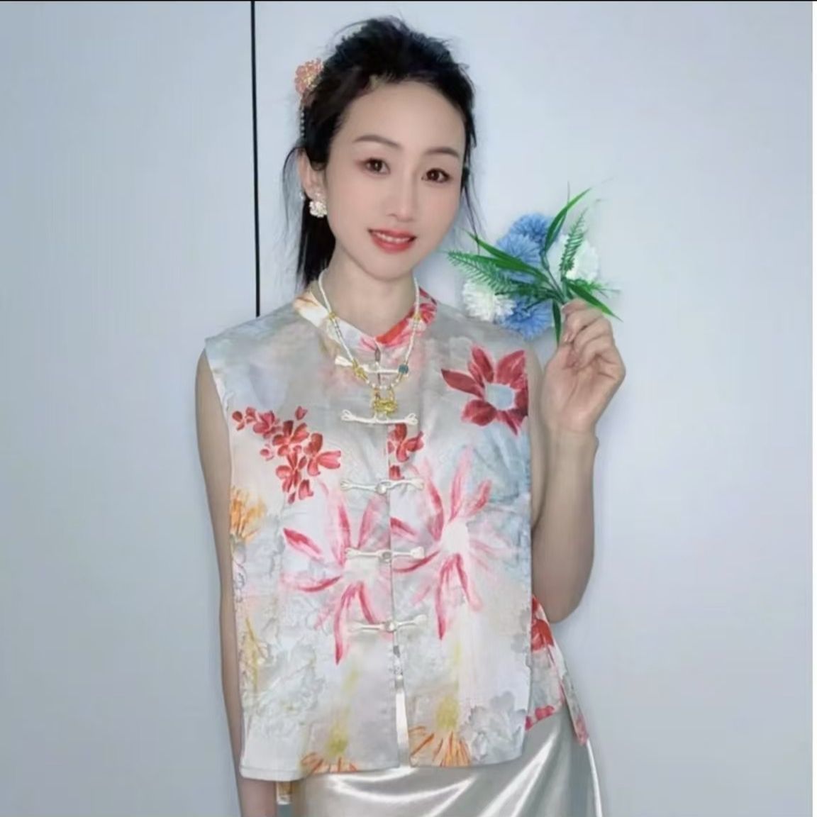2025夏季新款新中式国风盘扣无袖马夹女时尚个性显瘦坎肩上衣马甲