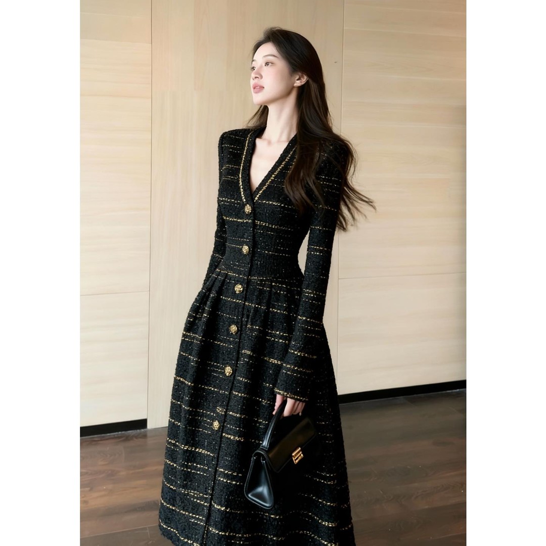 2025巨好看的秋季巨好看富家千金miu系黑色小香风气质v领连衣裙女