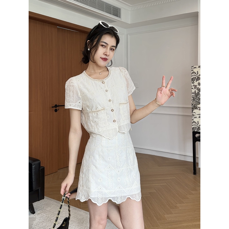 【现货】张阿星法式甜美气质镂空蕾丝设计感小香风白色上衣半裙套装