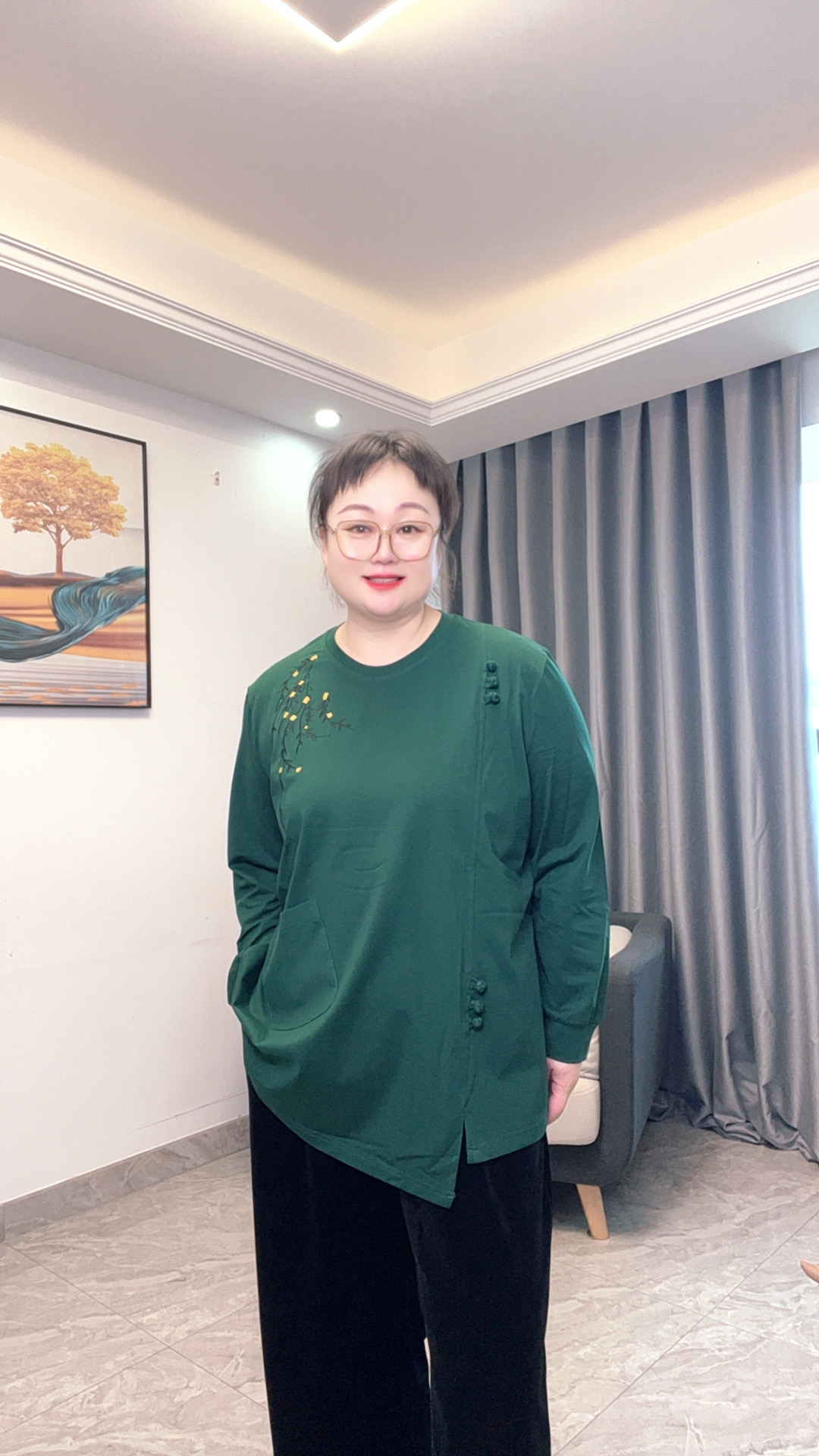 不规则下摆拼接纯色圆领刺绣长袖上衣妈妈装T恤