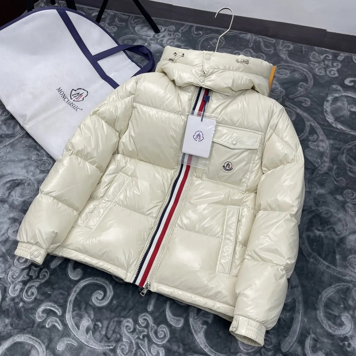 蒙口迈鹅绒服男女短款彩虹条2025冬季新款加厚保暖黑金羽绒服外套