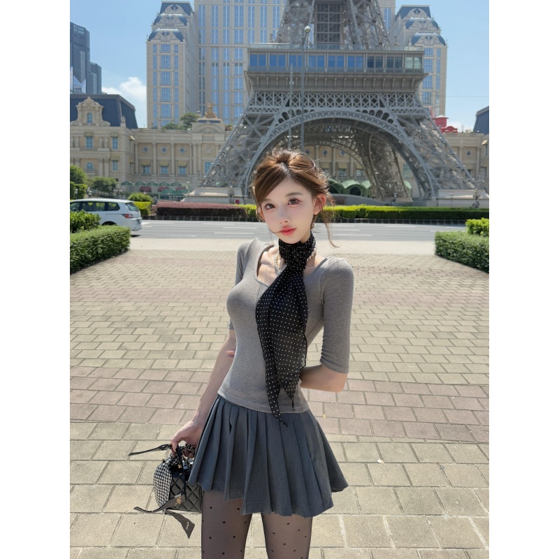 韩系时尚休闲慵懒风纯色T恤女修身U领长袖打底衫百搭百褶裙两件套