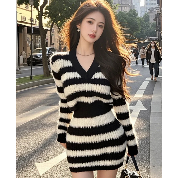黑白撞色条纹长袖上衣女秋冬修身显瘦富家千金高级毛衣包臀裙套装
