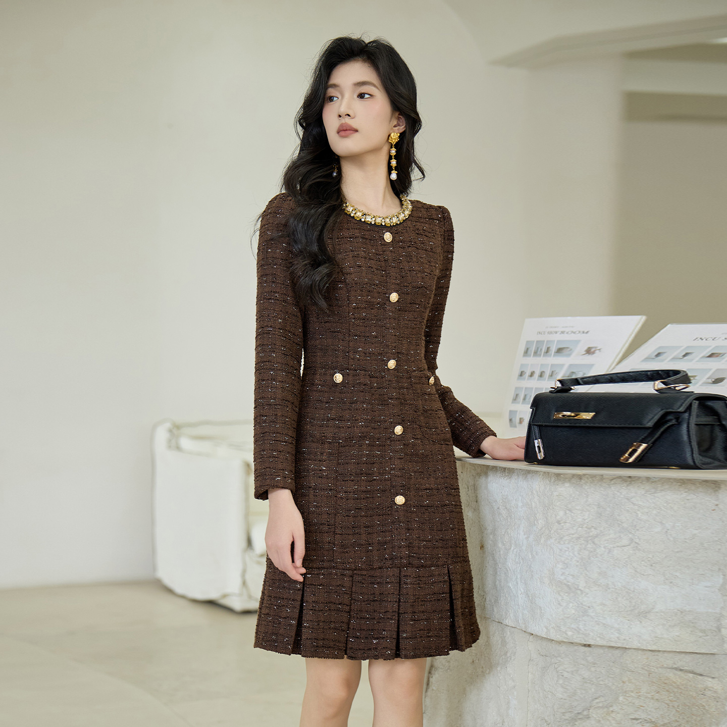 【奢姿】大码女装2025秋季减龄钻饰小香风连衣裙胖妹妹百褶时尚裙子