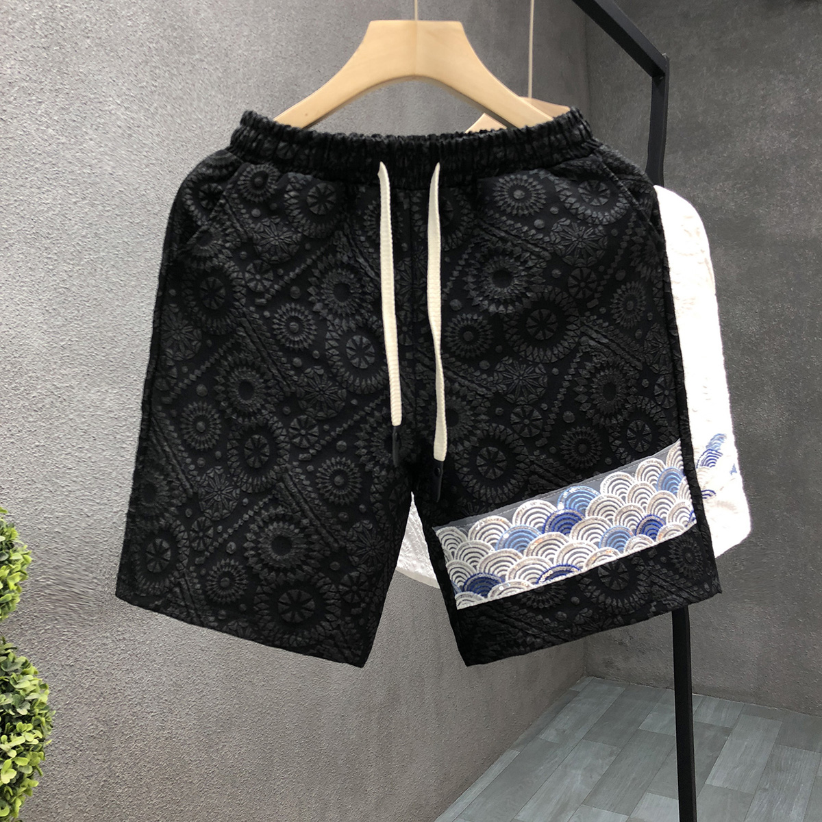 设计感白色提花短裤男潮牌休闲半截裤2025夏季新款男士外穿沙滩裤