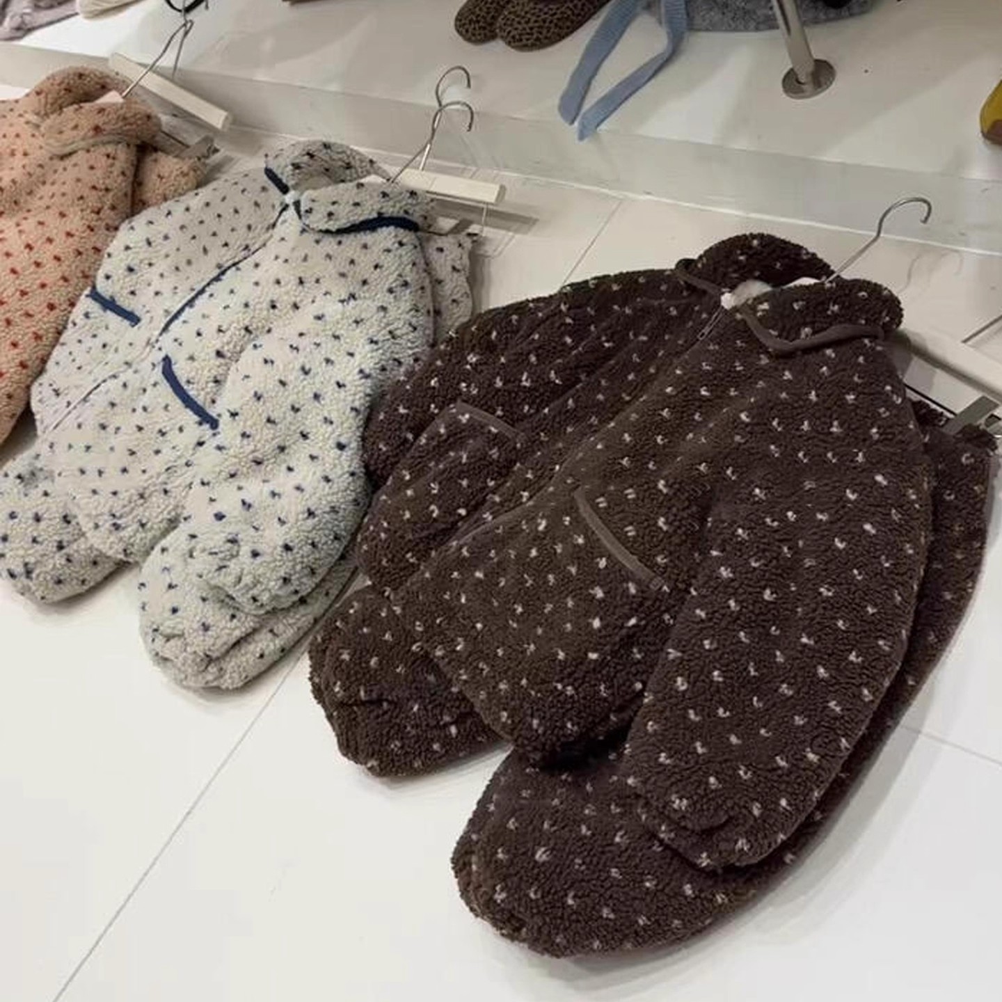 男女童居家服2025冬季新款儿童可爱圆点加绒保暖睡衣加绒套装服