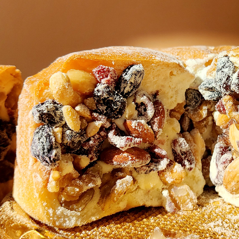 新疆塔城手工制作奶酪包松子爱吃的满满坚果香甜浓郁