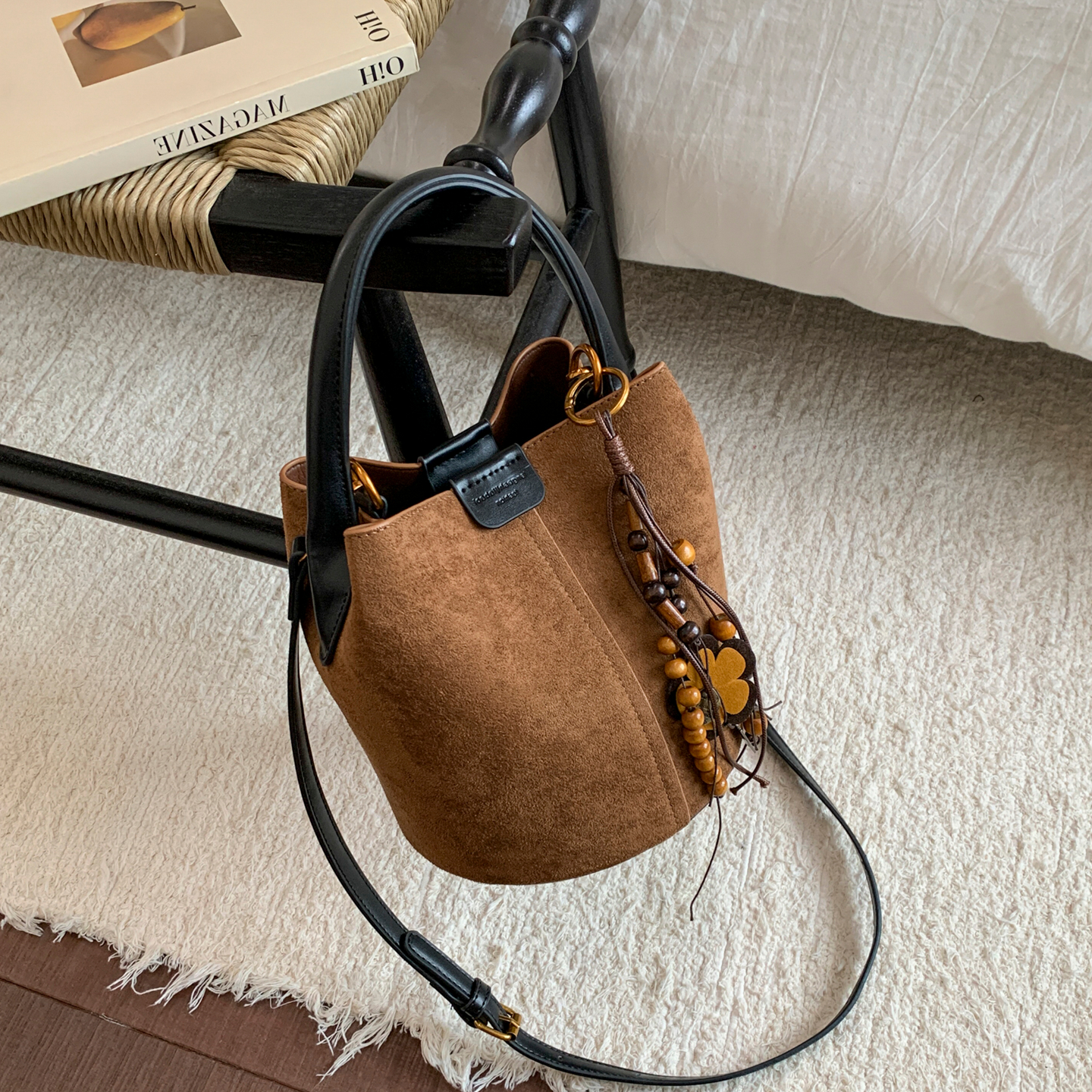 高级感小众水桶包女2025秋冬新款潮麂皮绒百搭通勤复古单肩斜挎包