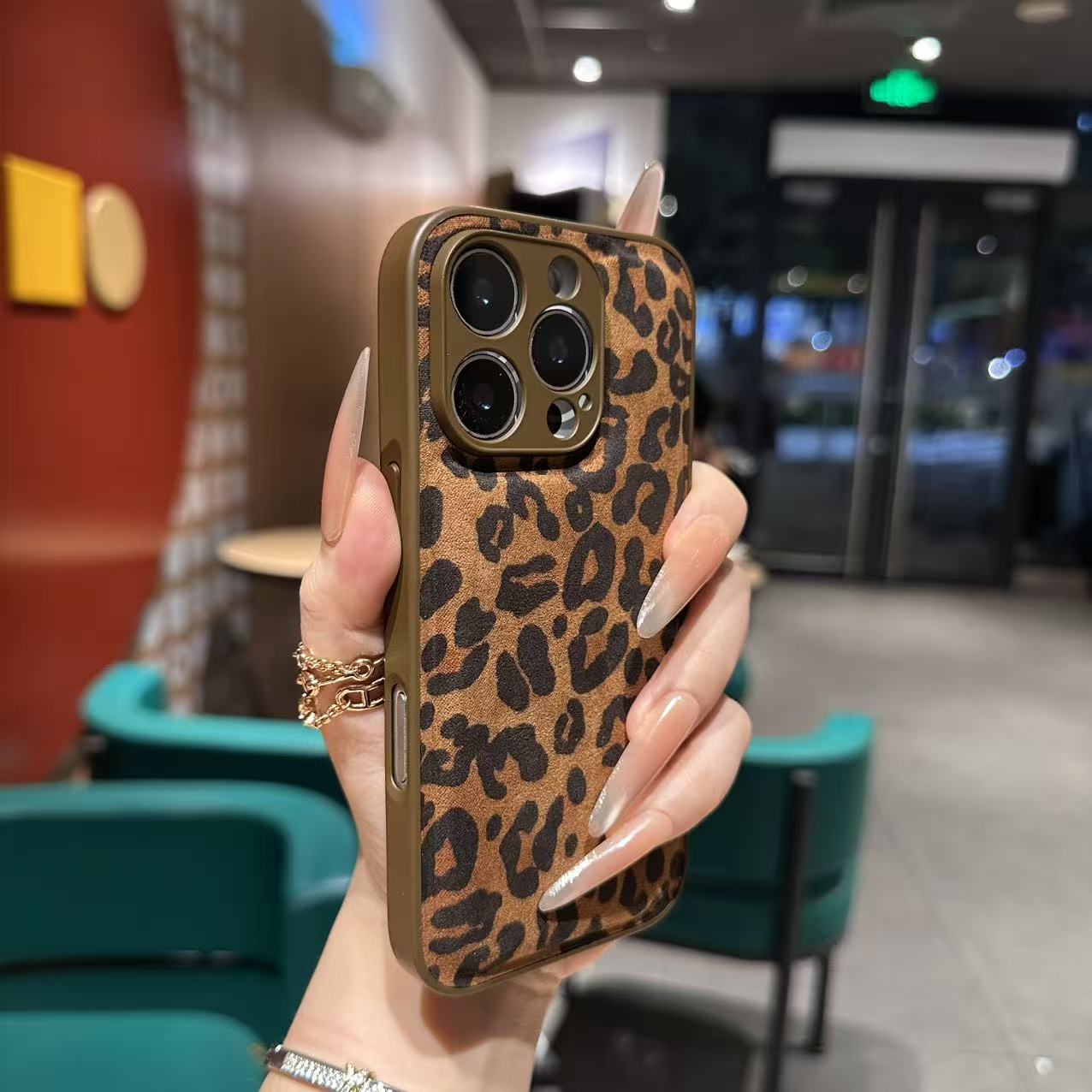 小众个性豹纹面包服适用苹果17proMax手机壳iPhone16防摔15时尚13