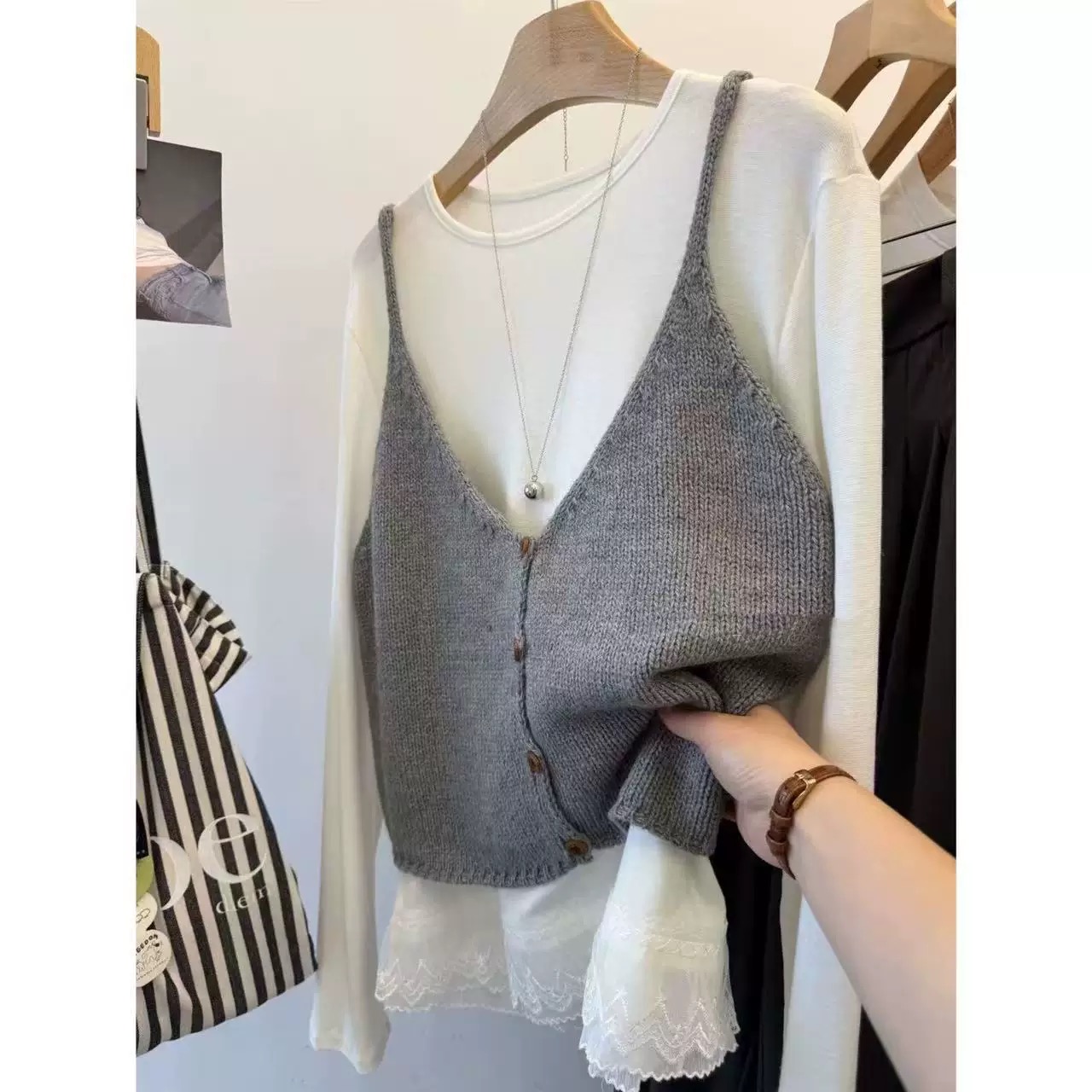 韩系V领针织马甲吊带背心女2025春季新款设计感叠穿洋气减龄上衣