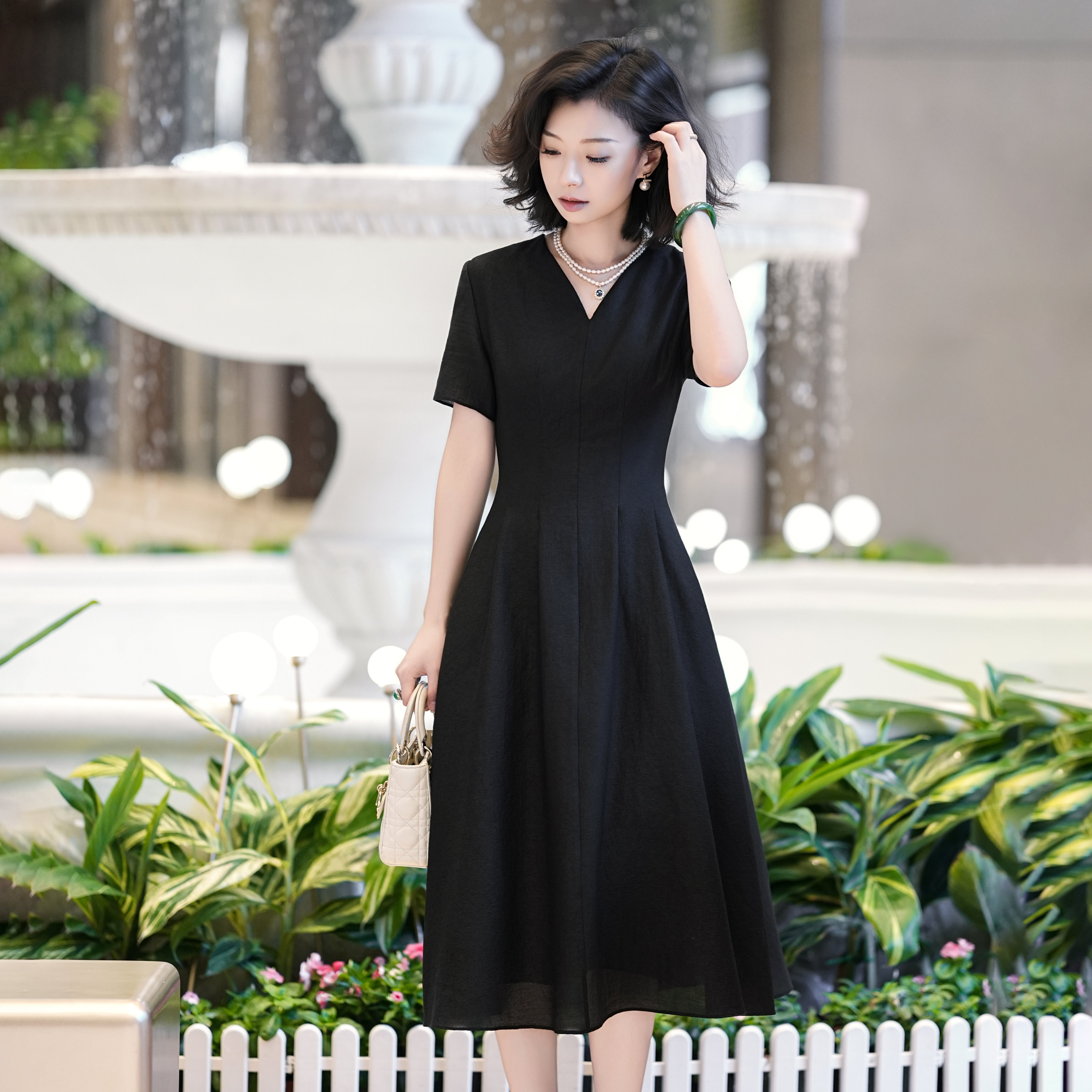 西子/【巴黎剪影】法式极简风V领收腰修身高级感黑色连衣裙/CQZY344