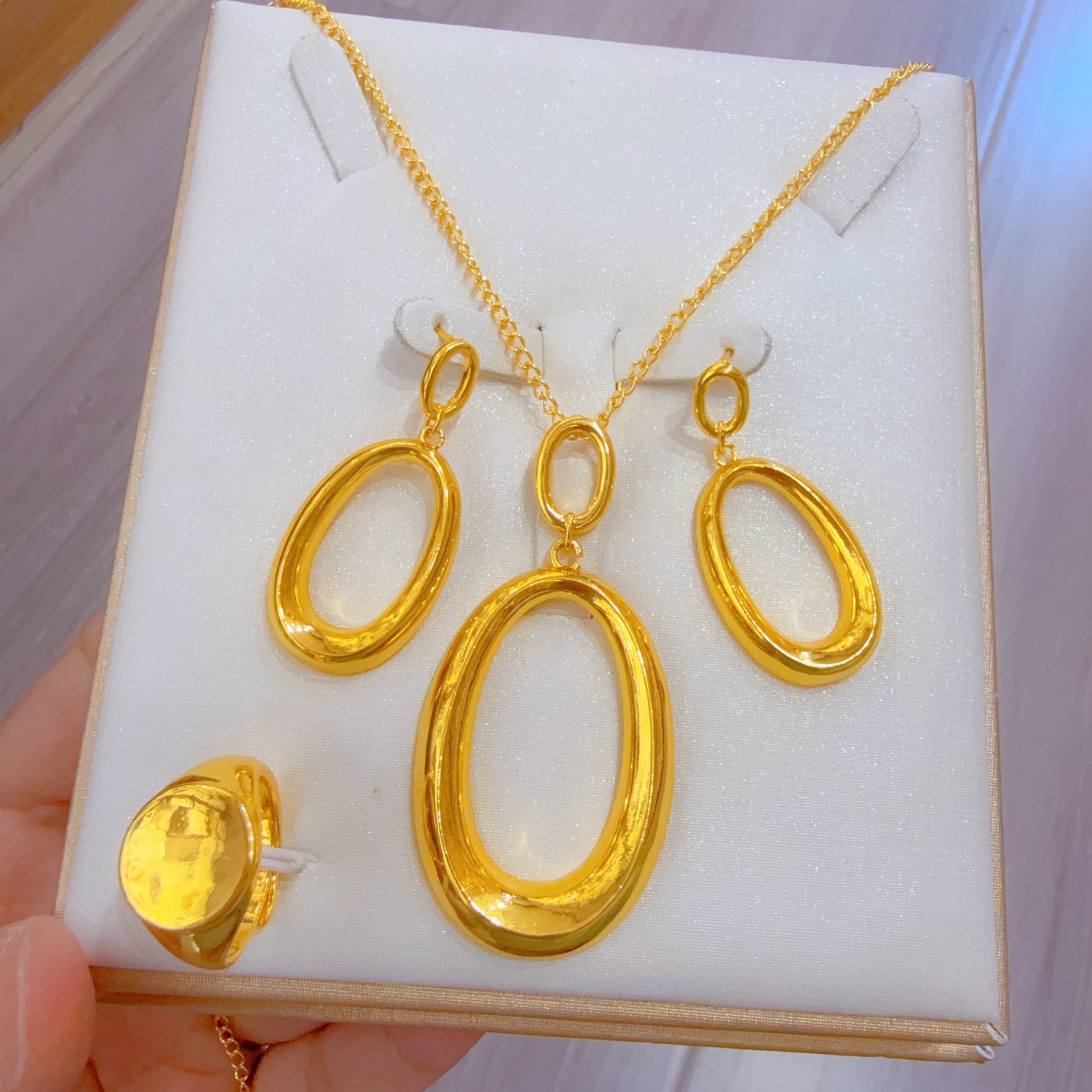 铜合金亚克力项链 新款时尚金子同款三件套首饰网红气质百搭金色