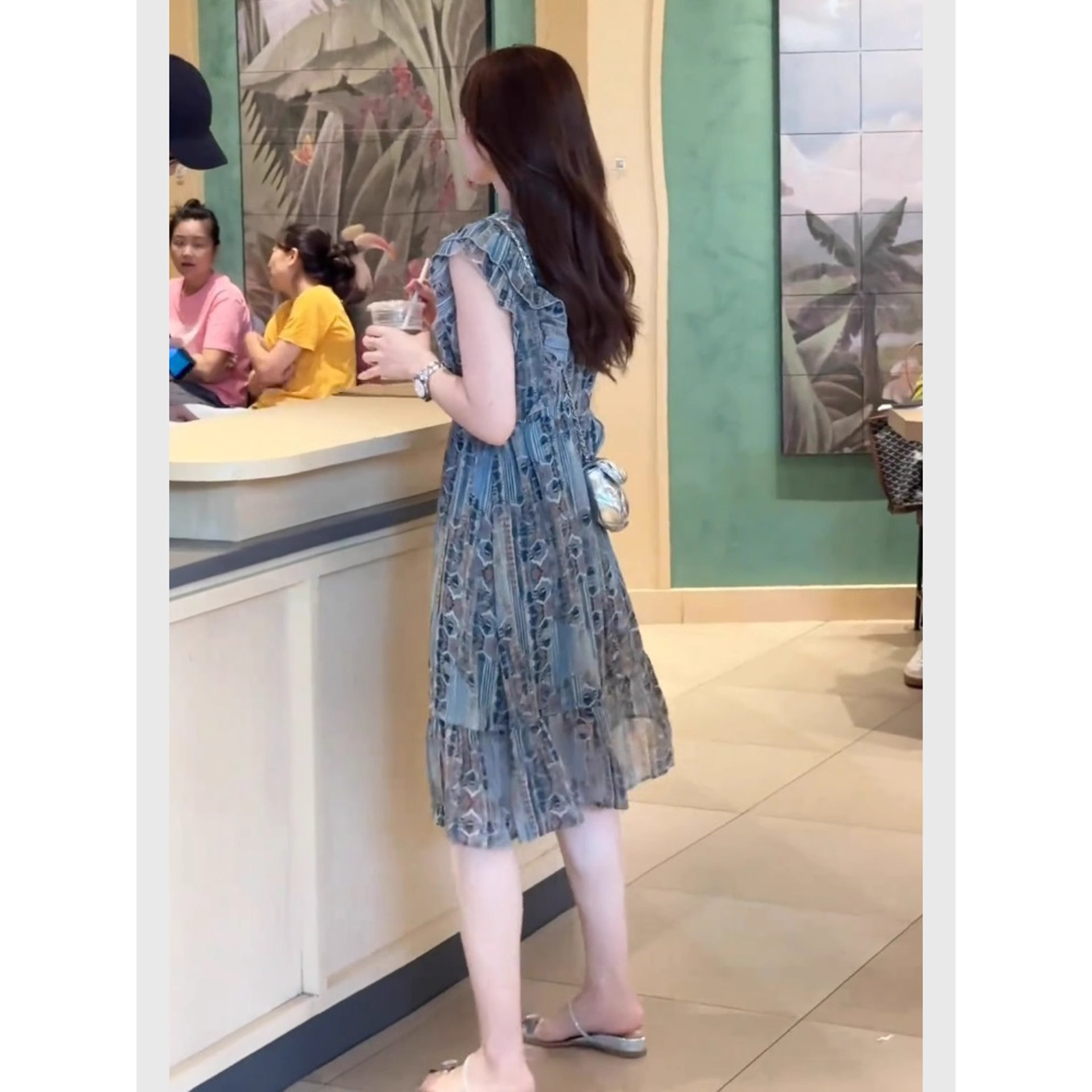 巨好看的夏装蓝色无袖碎花连衣裙2025海边度假超仙小飞袖沙滩长裙