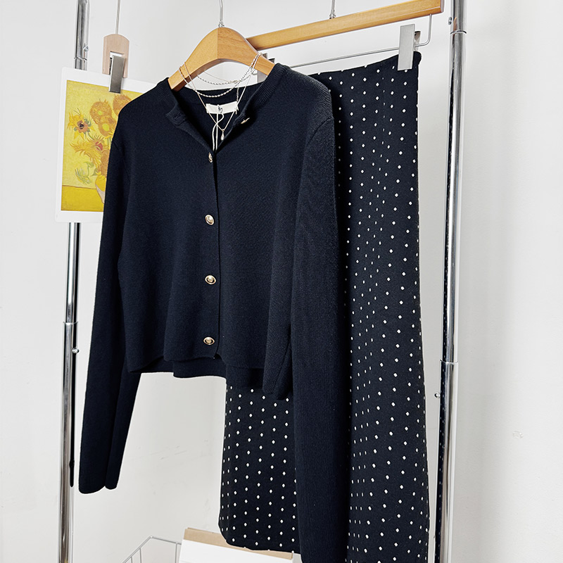 针织纽扣开衫上衣+黑色波点半身裙女2025秋冬新款小香风两件套装
