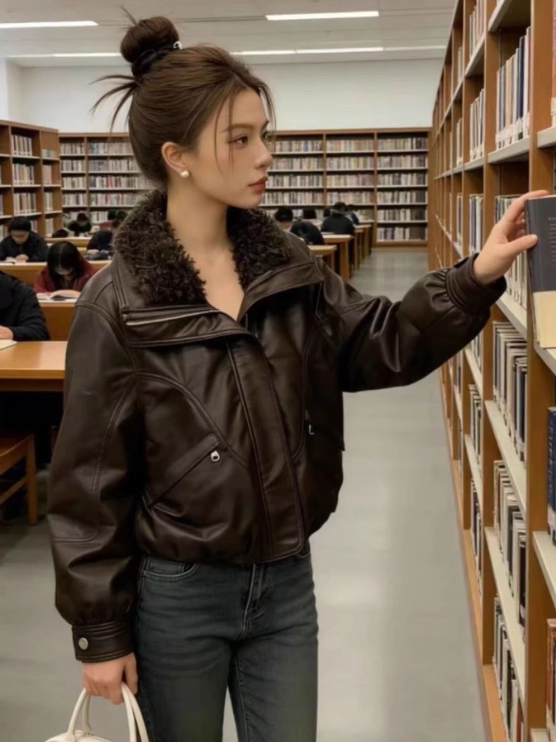 皮衣秋冬短外套女2025冬季新款显瘦拼接羊羔毛翻领加厚夹克上衣潮