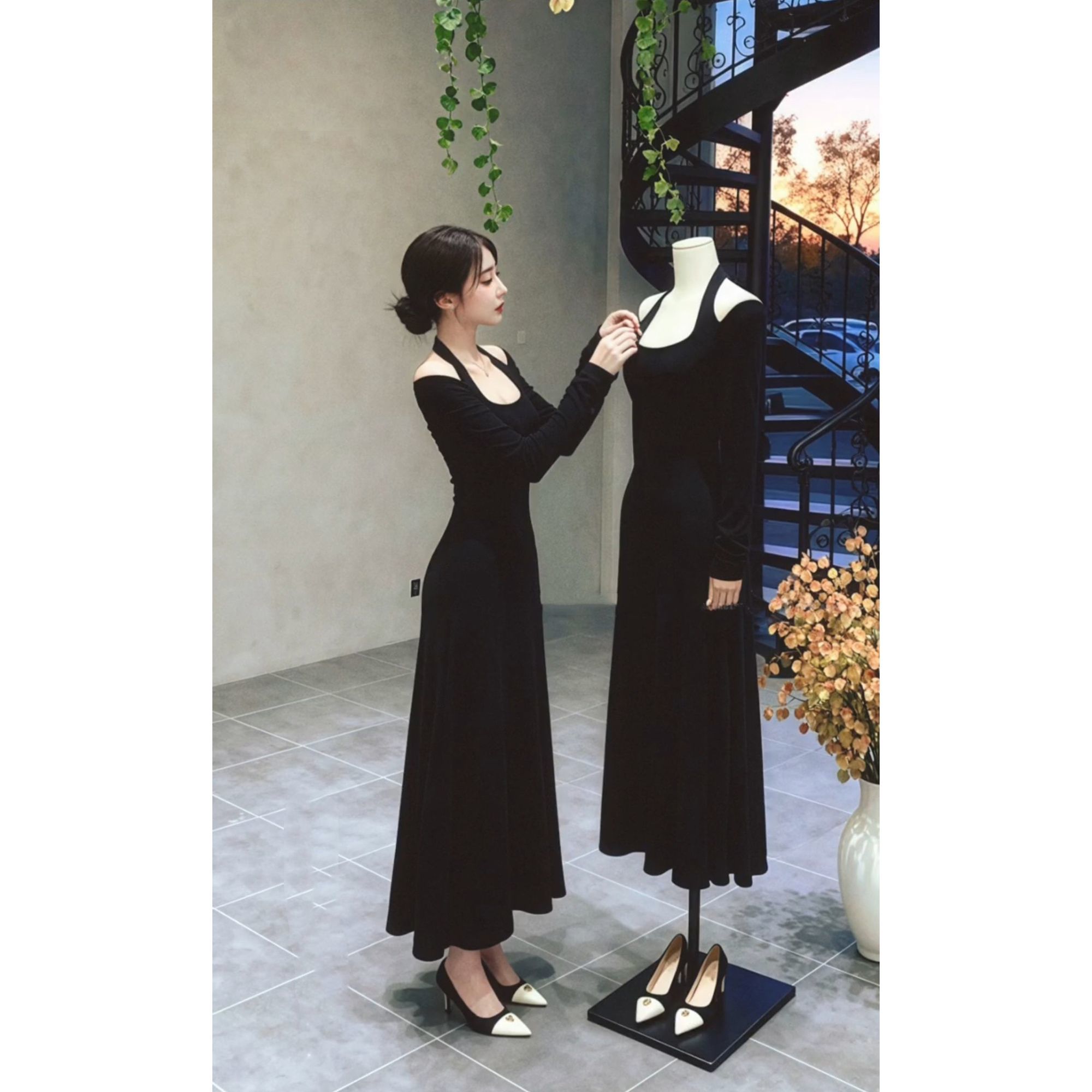 纯欲风挂脖长袖连衣裙女秋季高级感显瘦收腰裙子辣妹修身a字长裙