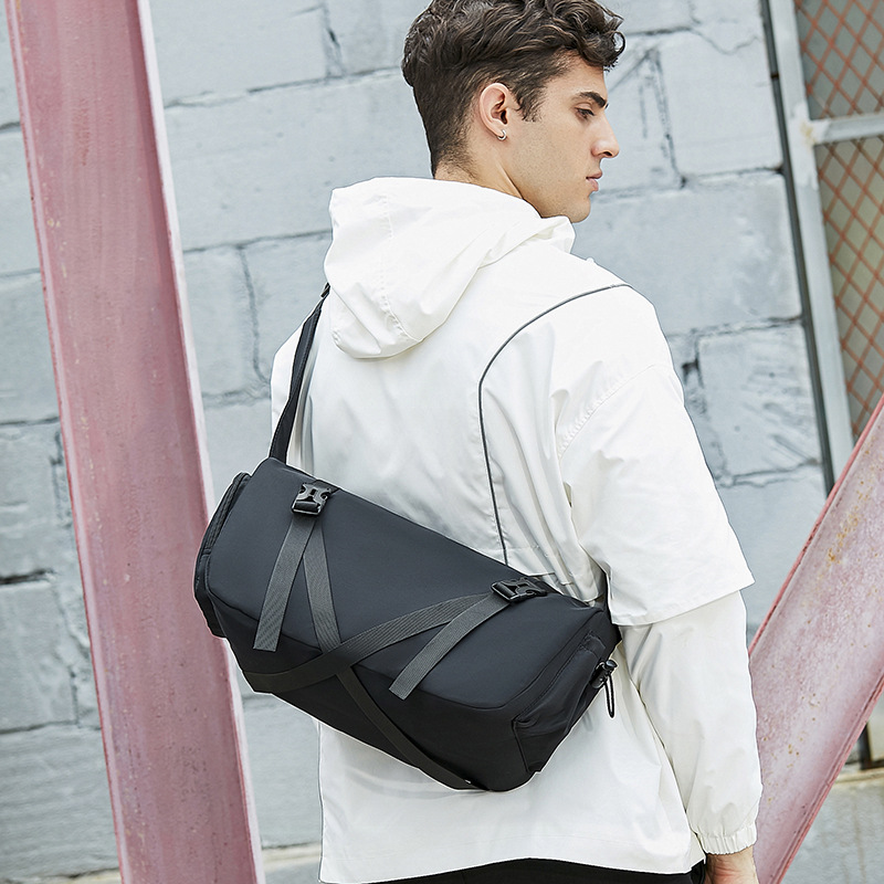 涤纶日系斜挎包潮牌单肩包男学生休闲大容量斜背包男士邮差包纯色