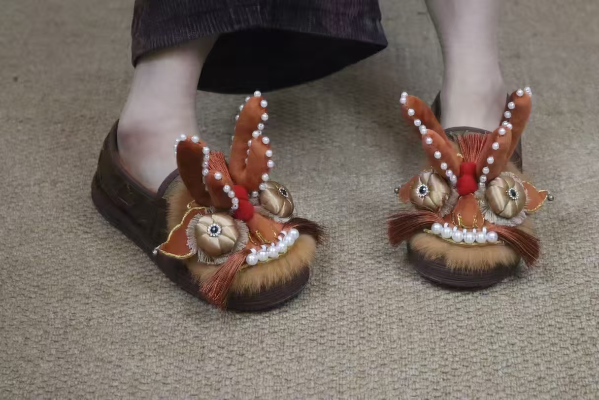 冬款上新棕色龙头千层底布鞋加绒保暖时尚外穿