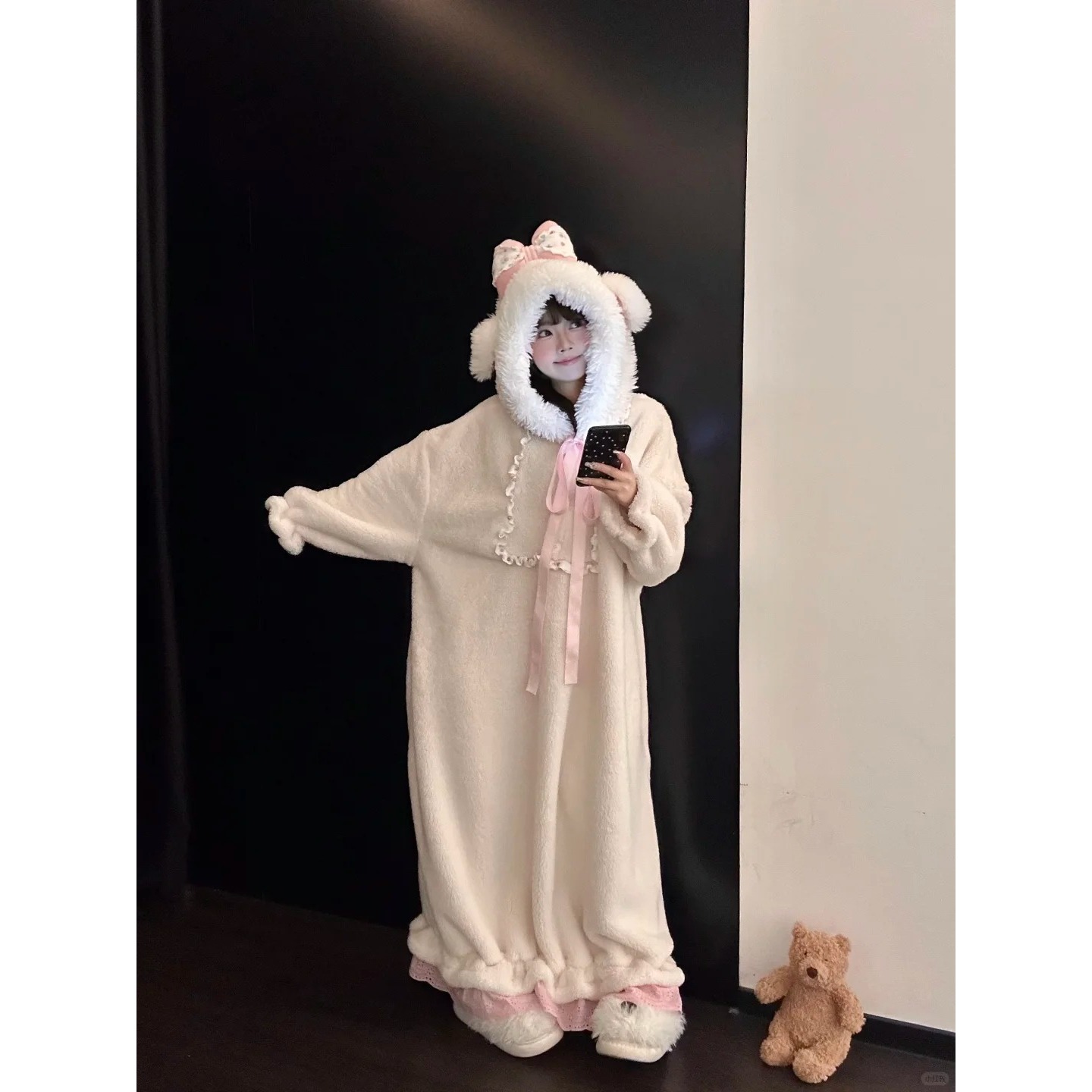 少女连帽珊瑚绒睡裙女冬季家居服日系蝴蝶结设计加绒加厚保暖睡袍