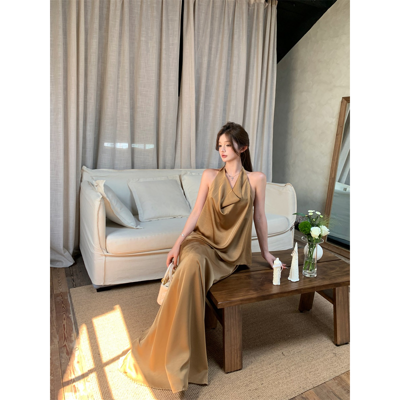 法式气质别致松弛感荡领挂脖漏背缎面上衣+垂坠感拖地长裙套装女