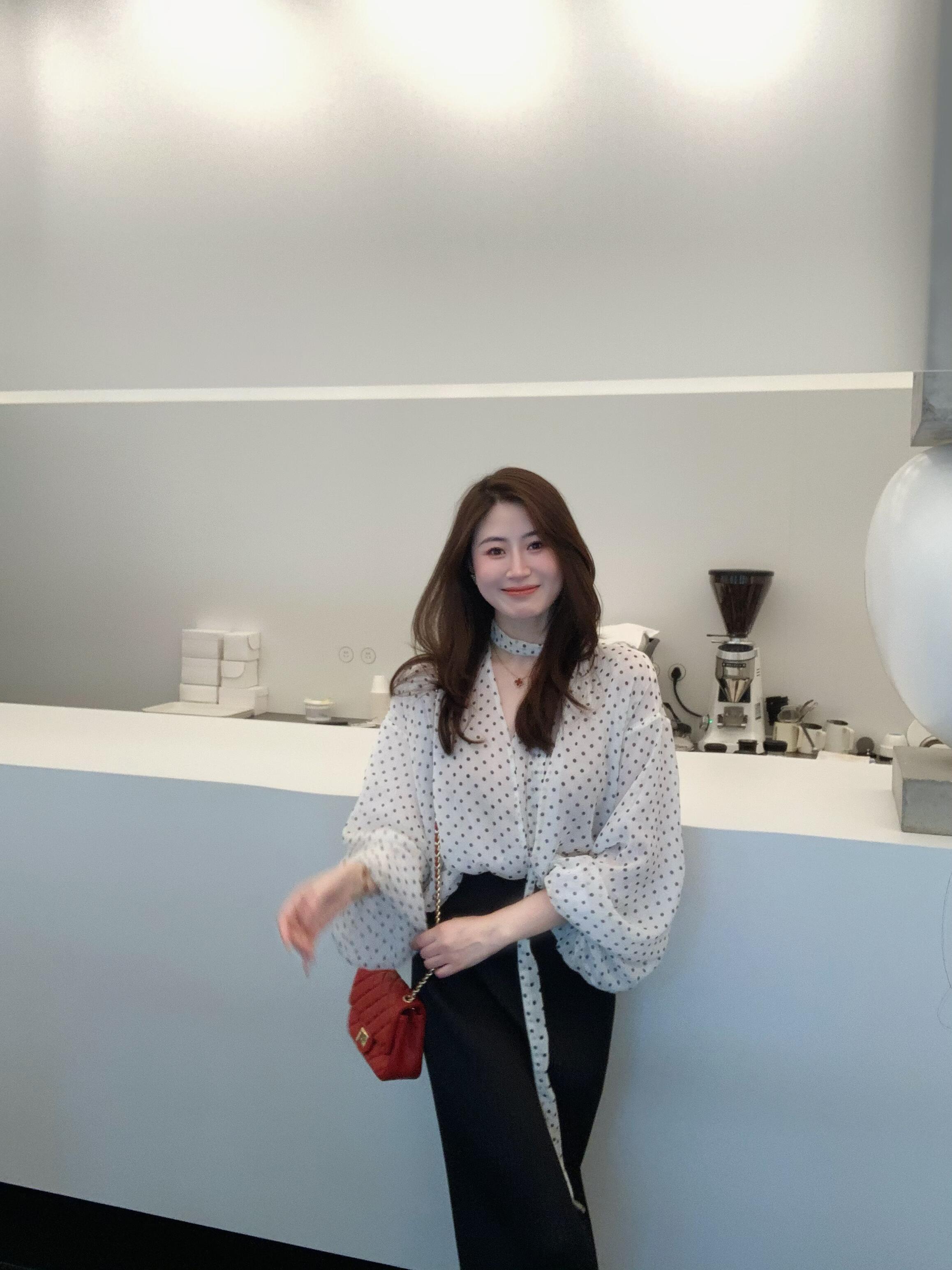 2025早春新款法式设计感飘带V领波点长袖上衣气质衬衫百搭半身裙