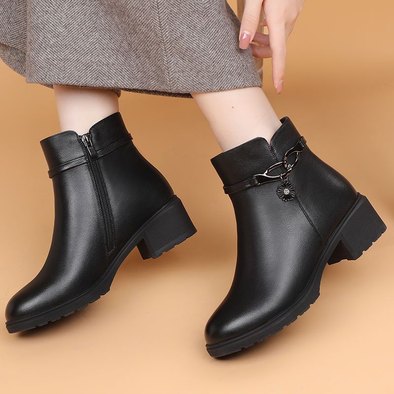 短靴女冬季鞋子皮鞋大码女鞋真皮妈妈棉鞋中老年加厚加绒秋冬靴子