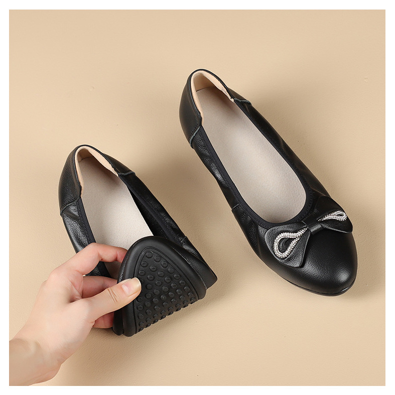 软底女士鞋子头层牛皮舒适粗跟职业豆豆鞋百搭妈妈单鞋中跟黑色