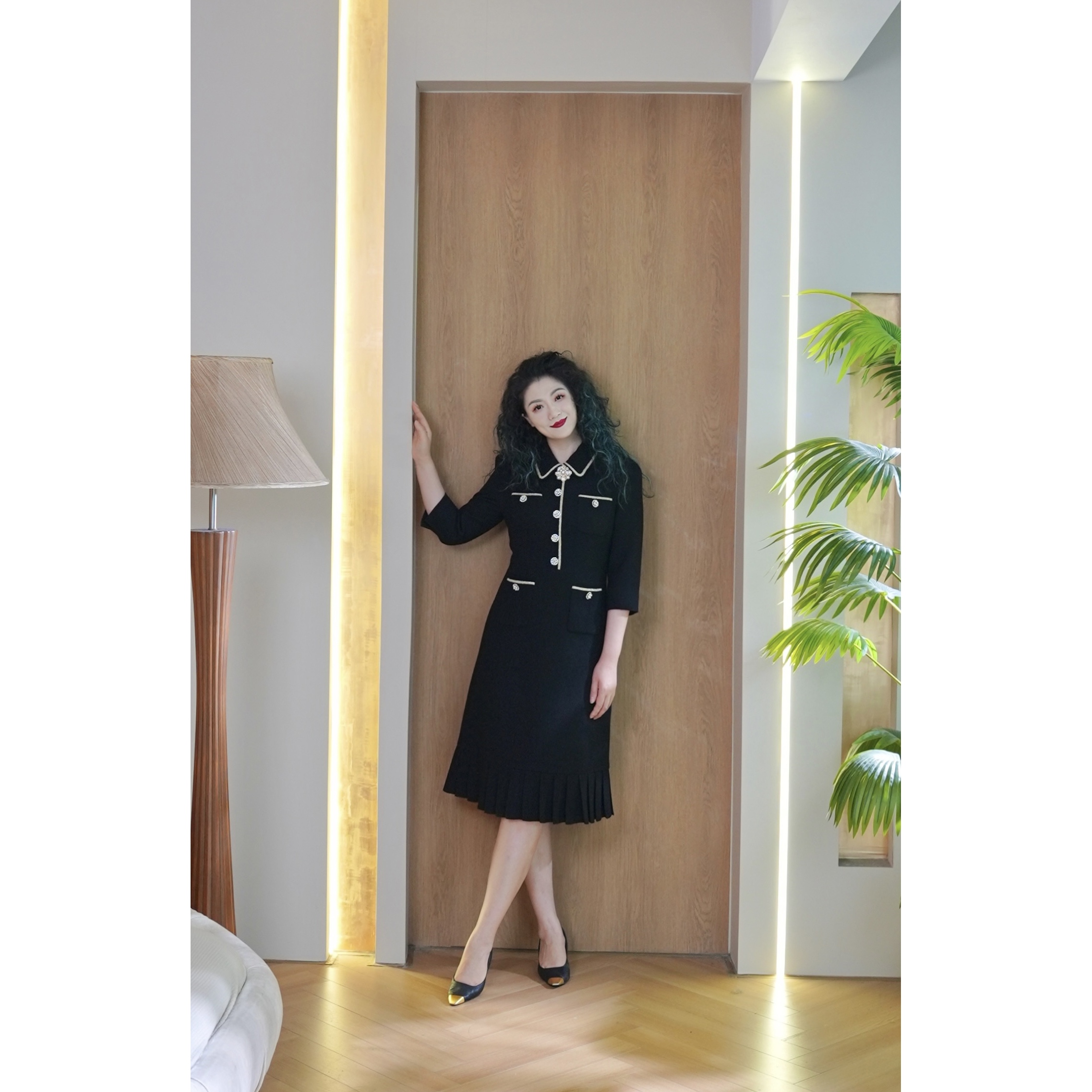 【六丑】新款时尚气质修身显瘦下摆百褶小香连衣裙411LYQ0658