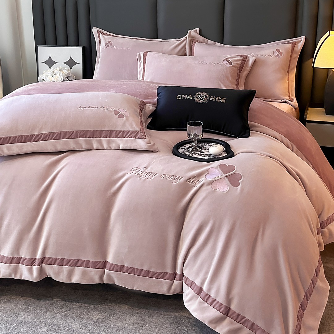 秋冬牛奶绒刺绣8-9斤高克重加厚四件套被套床单防静电床上用品4