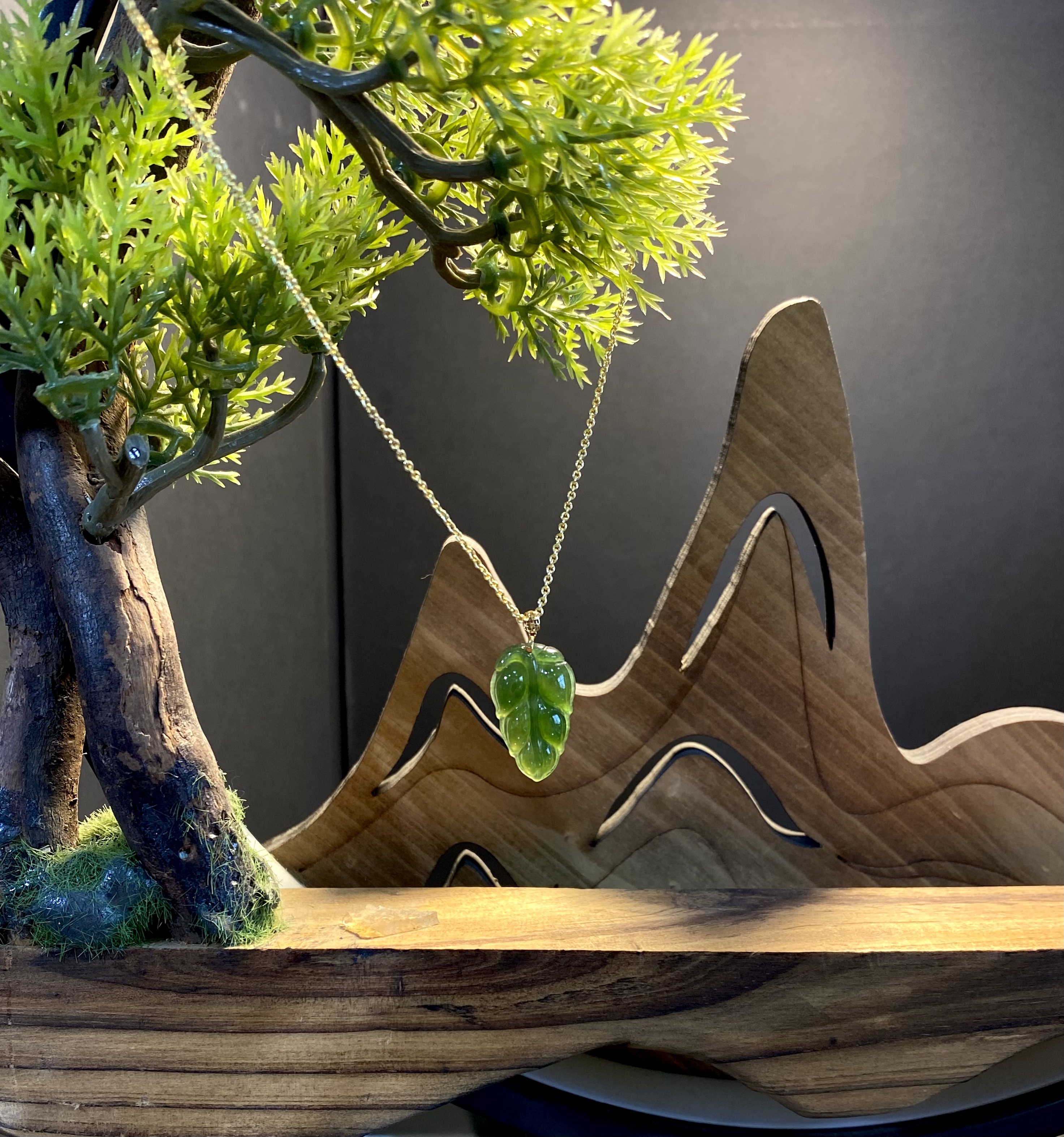 【巨伶石】18K金扣头 和田碧玉树叶吊坠