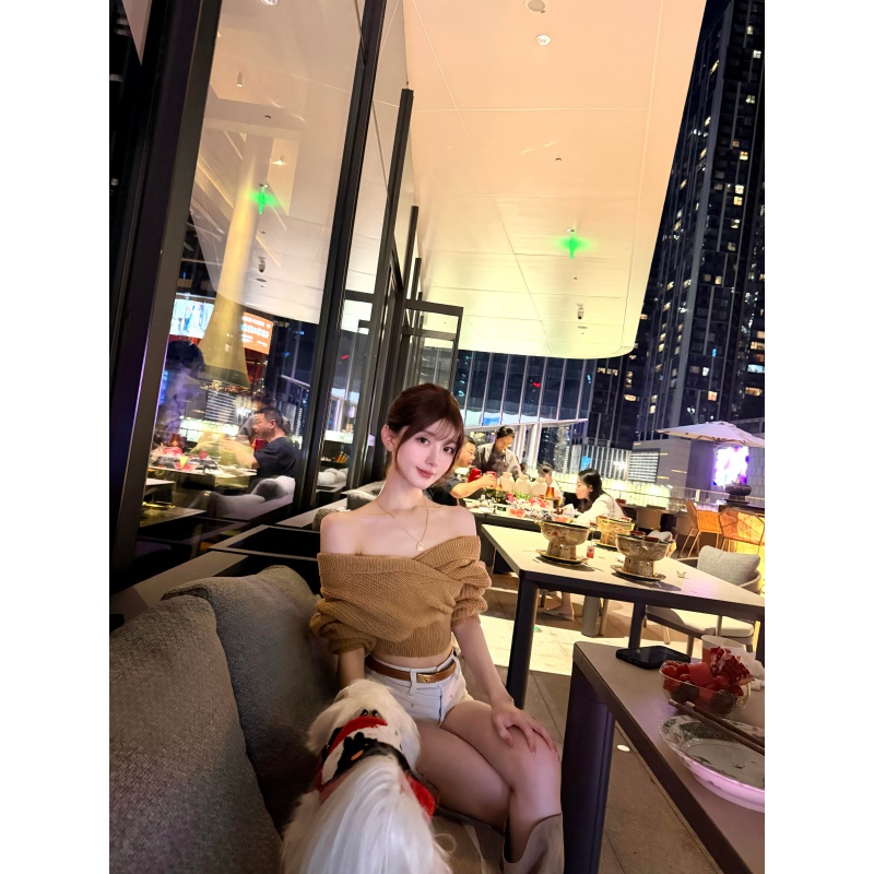 卡其露肩短上衣女2025新款复古小众设计感针织衫辣妹白色包臀短裤