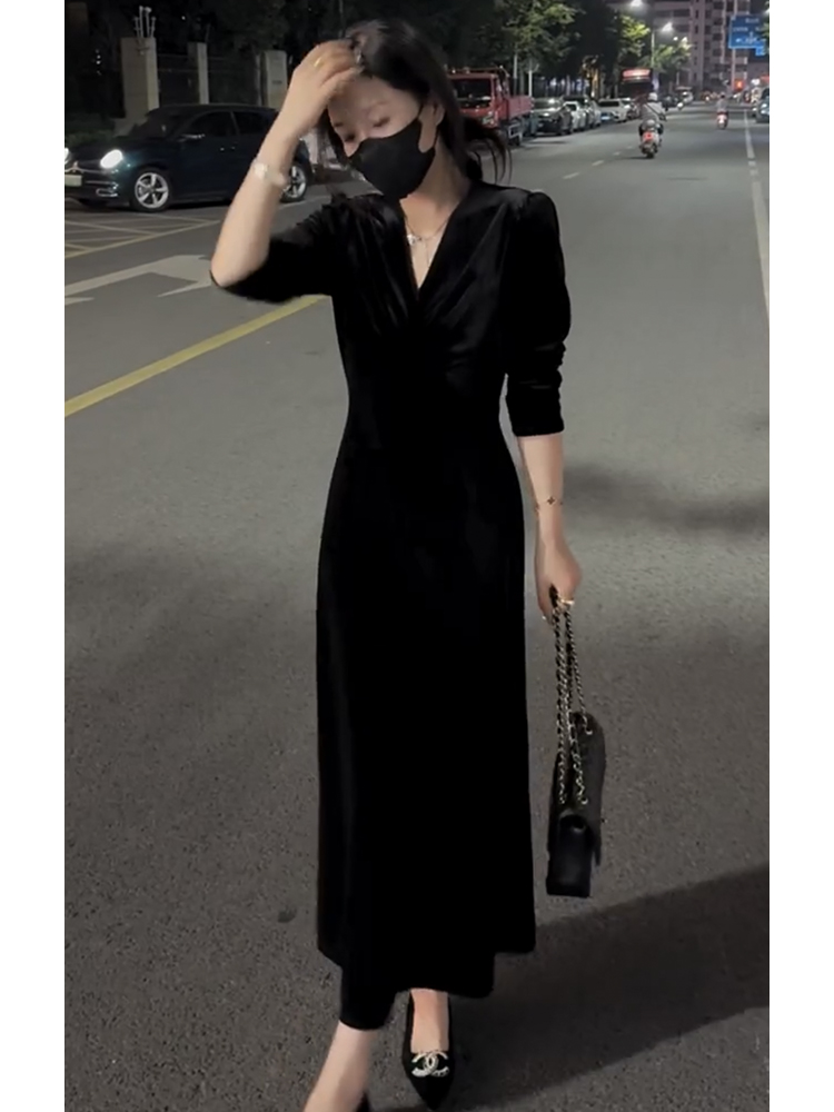 赫本风轻奢丝绒V领连衣裙女2025秋冬新款气质名媛超仙显瘦高腰裙