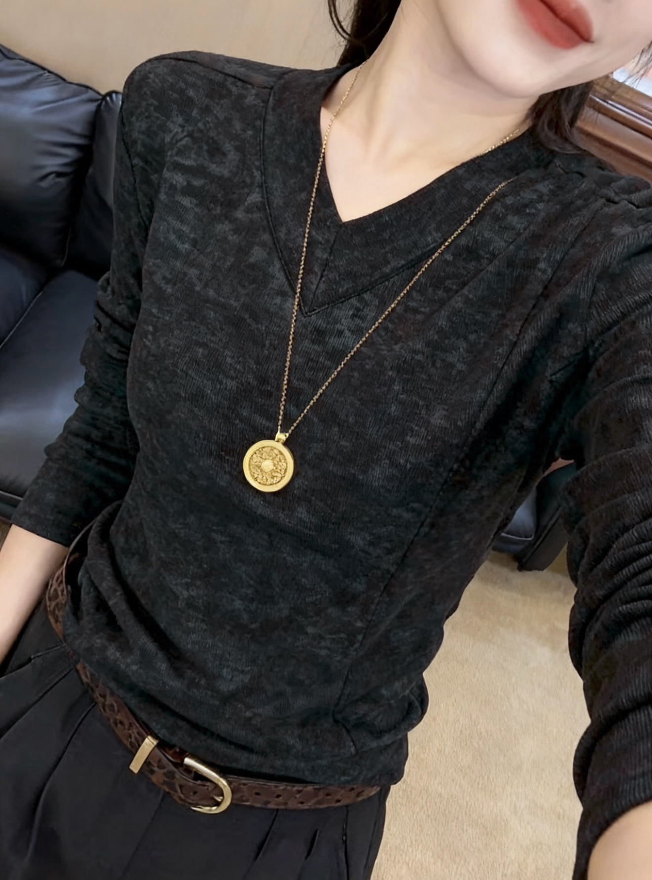 韩版设计感简约V领长袖T恤女2025秋冬巨好看修身显瘦打底上衣