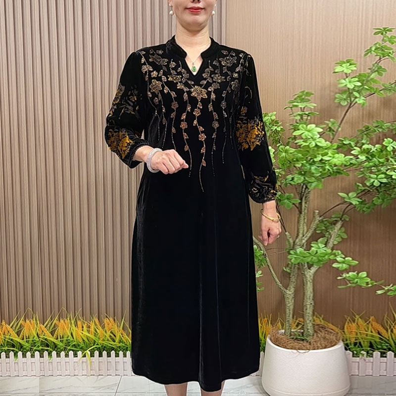 洋气妈妈装秋装丝绒连衣裙2025新款中老年女装秋季烫钻V领裙子