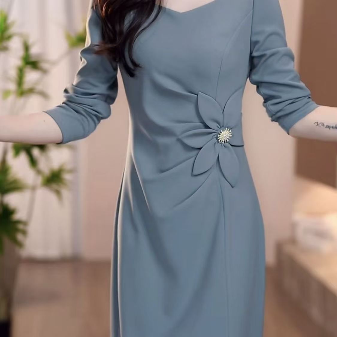 2025秋季新款时尚洋气设计感腰部拼接立体花朵收腰显瘦优雅连衣裙