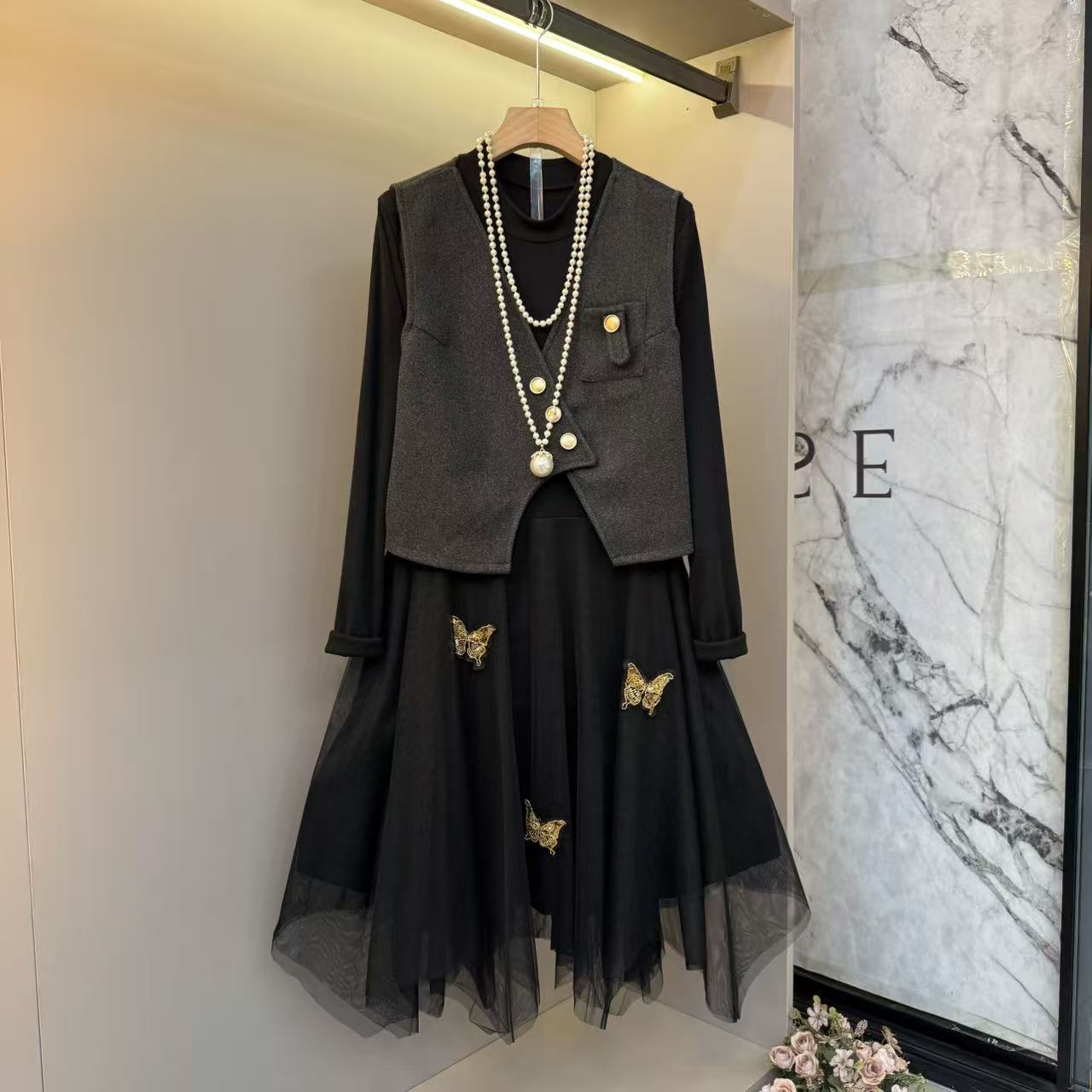 2025新款胖m时尚显瘦轻奢气质欧货马甲+蕾丝蝴蝶连衣裙两件套1051