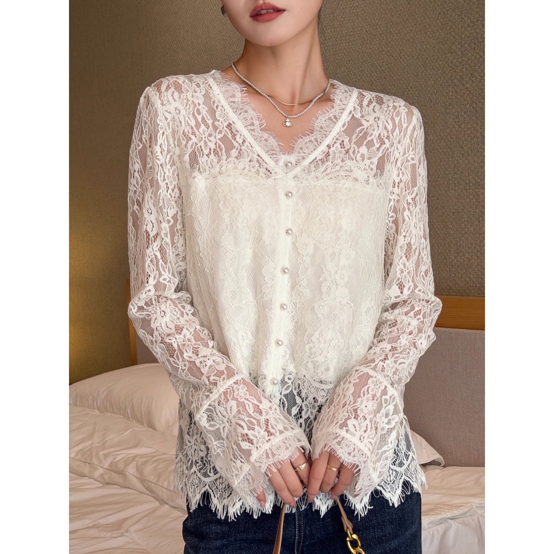 v领蕾丝白色打底衫女内搭秋季镂空长袖t恤开叉韩系气质上衣高级感