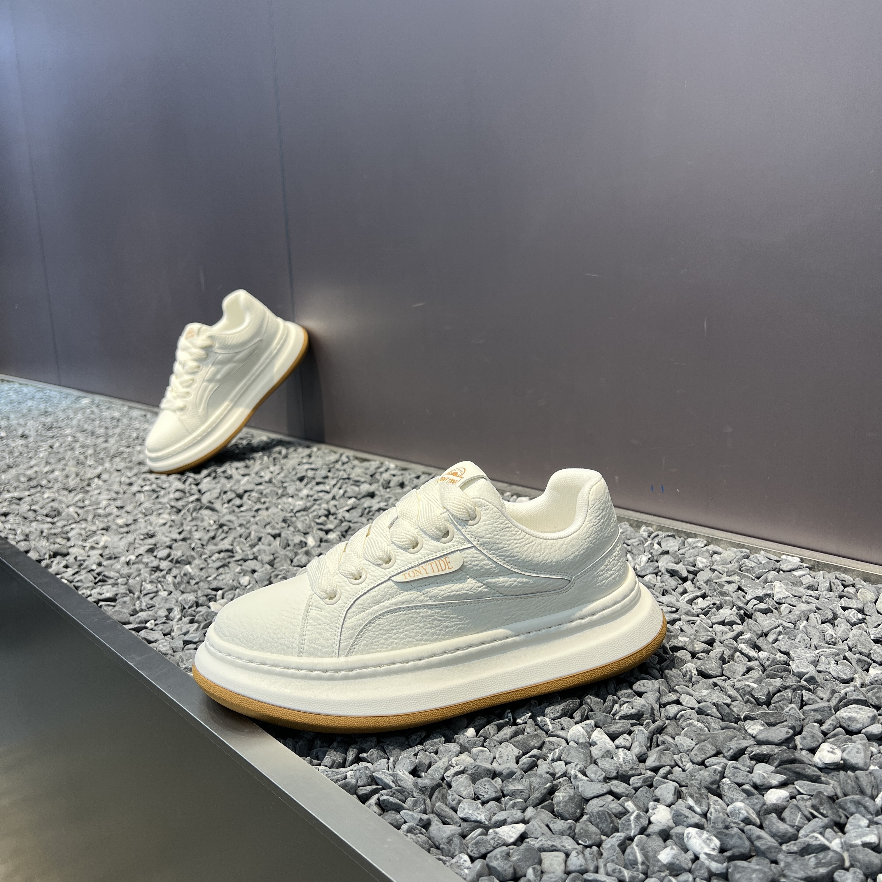 2025广州秋冬新款简约时尚休闲男士潮流增高厚底软底舒适麦昆板鞋