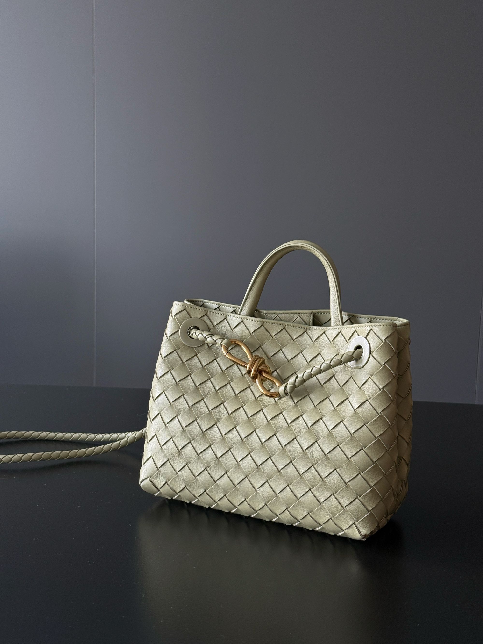 Singularity Me 9A 7185 8字扣编织粒面羊皮小方包手提包斜挎包